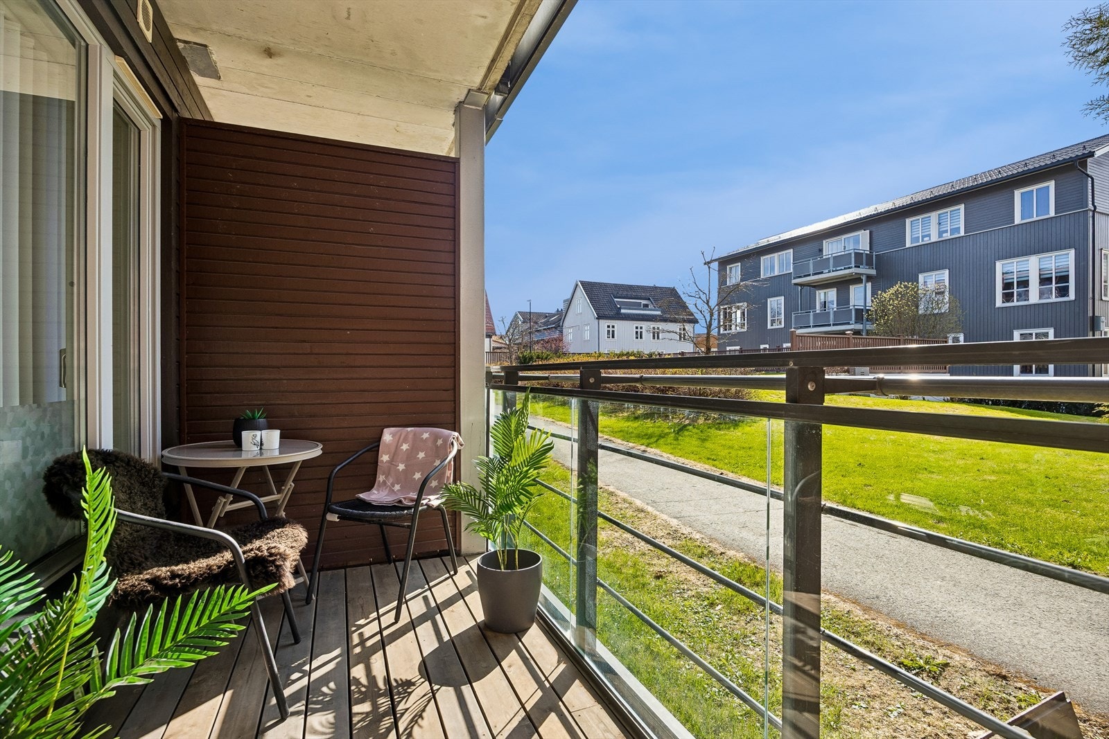 Romslig terrasse på 5 kvm. Ny platt ble lagt i 2026 av typen Møre Royal impregnert Galleribilde