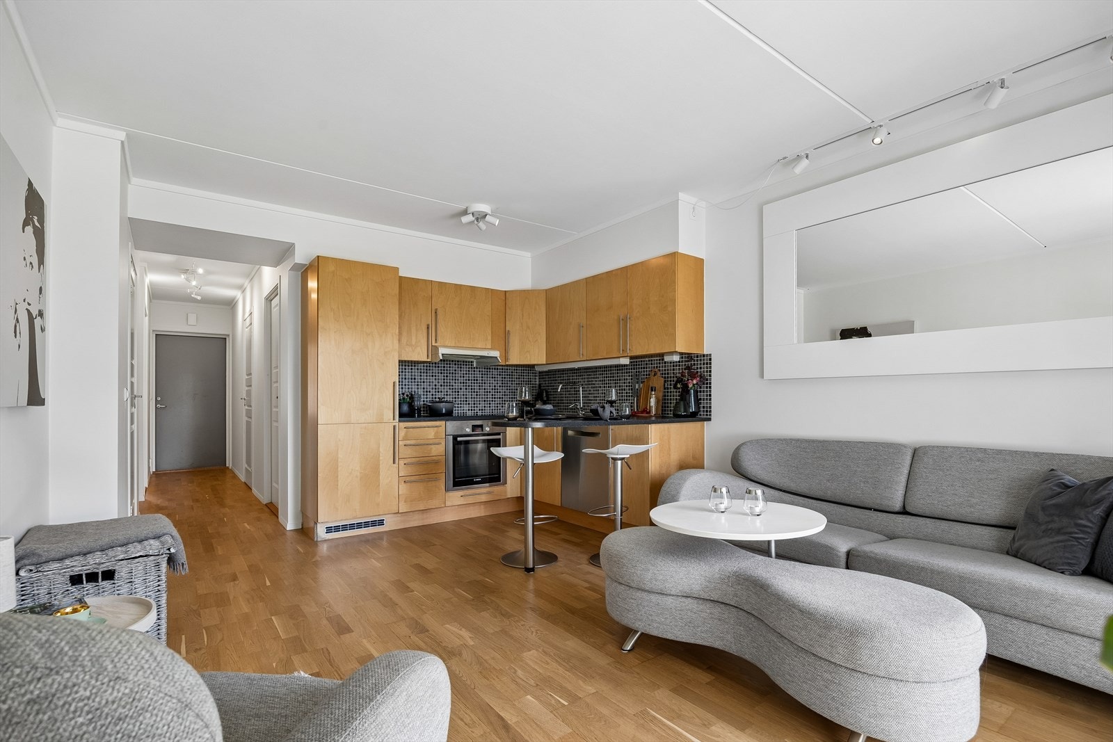 Kjøkkenet har godt med skap- og benkeplass, og en praktisk "halvøy" som er perfekt som frokostbord/servering Galleribilde