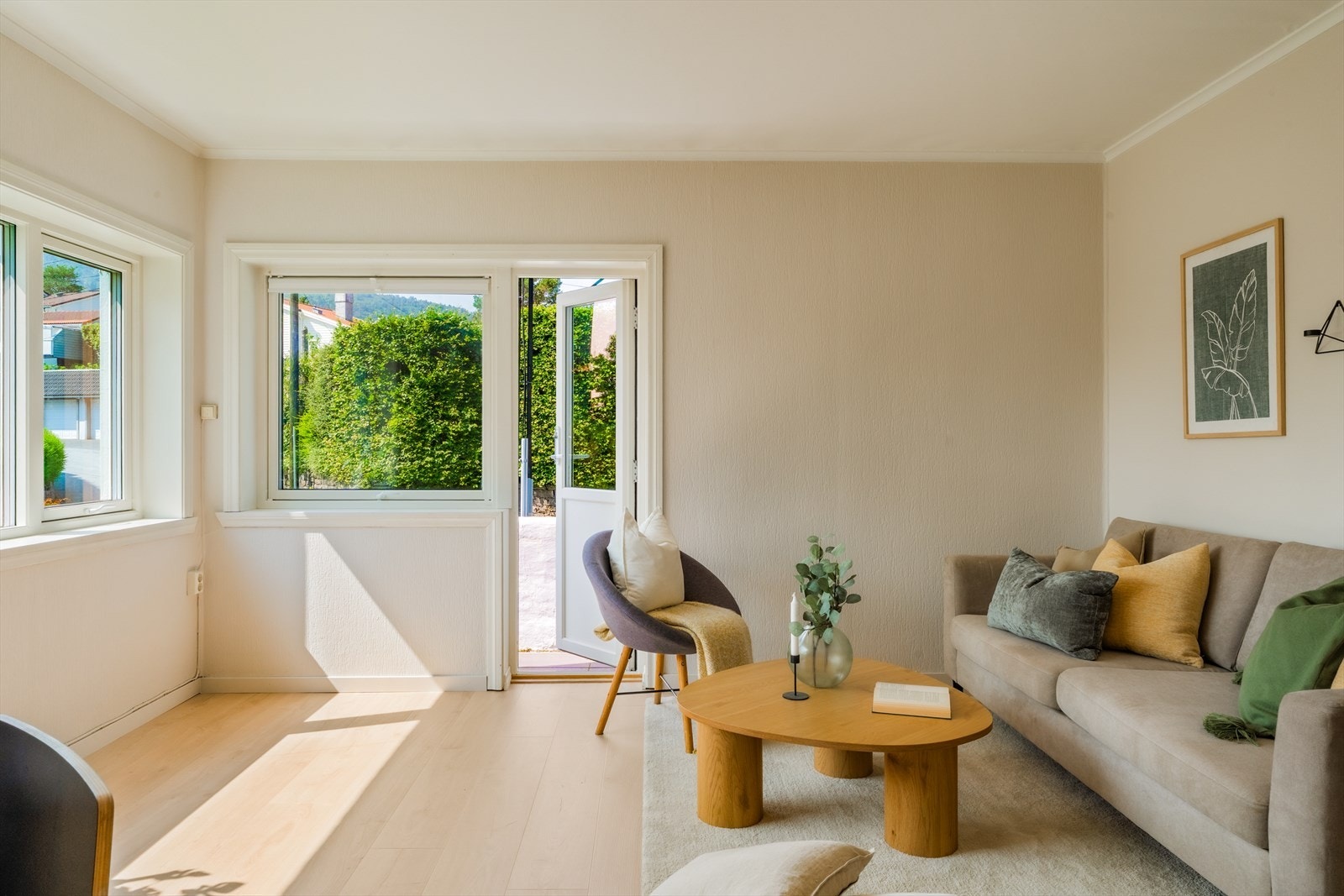 Rikelig med plass til innredning av sofagruppe i stue Galleribilde