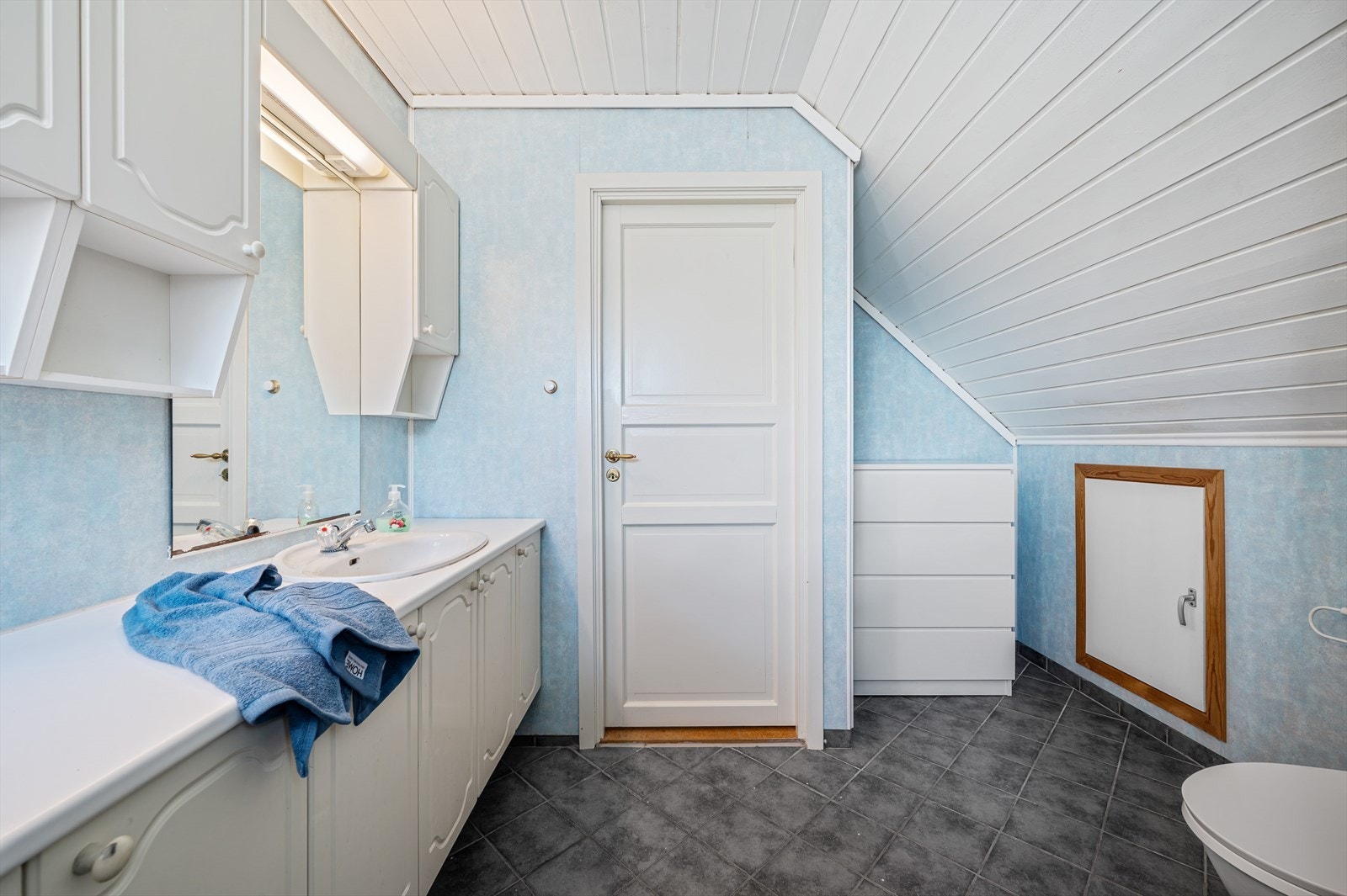Badet har en funksjonell størrelse og planløsning, med potensial for oppgradering til dagens standard. Galleribilde