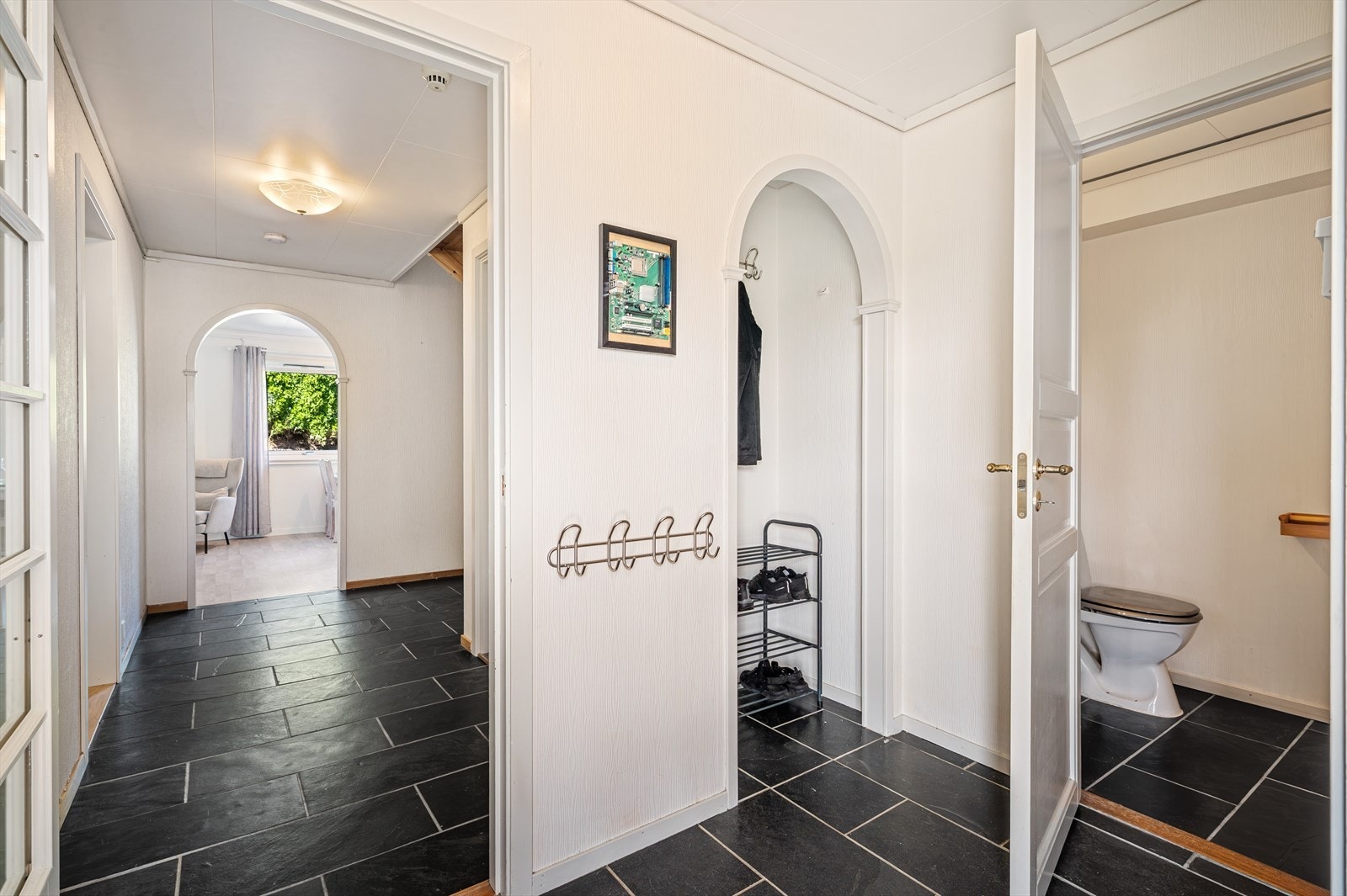 Hovedetasjen rommer også en romslig entré, WC, vaskerom og bod. Galleribilde