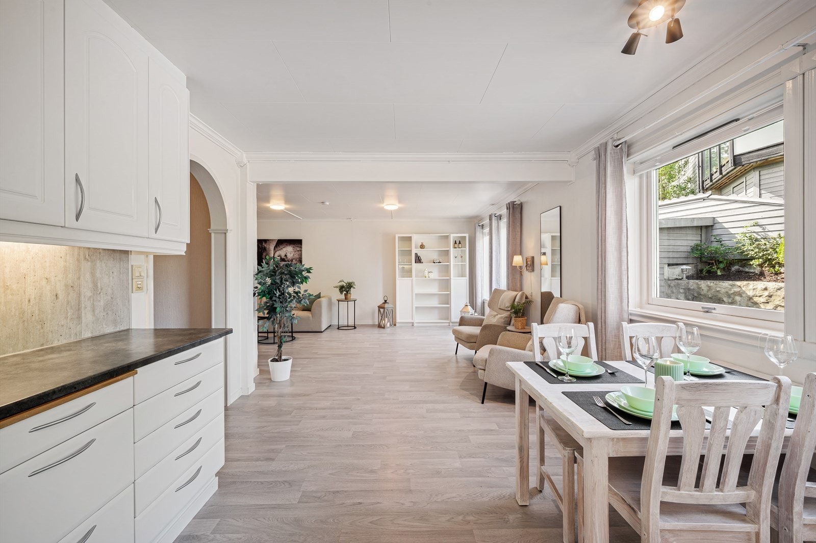 Store vindusflater slipper inn rikelig med naturlig lys og skaper en luftig atmosfære. Galleribilde