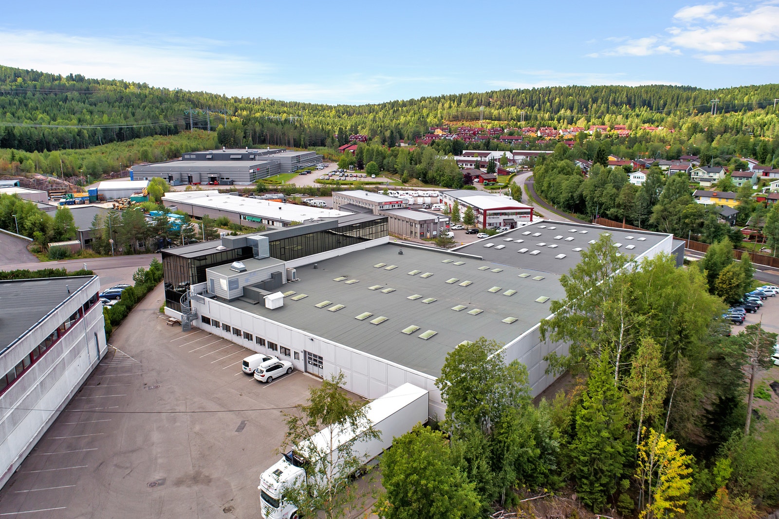 Kjøreport på andre siden av bygget. kjøreporten går inn til lavtlageret. Gjennomgående vareflyt. Galleribilde