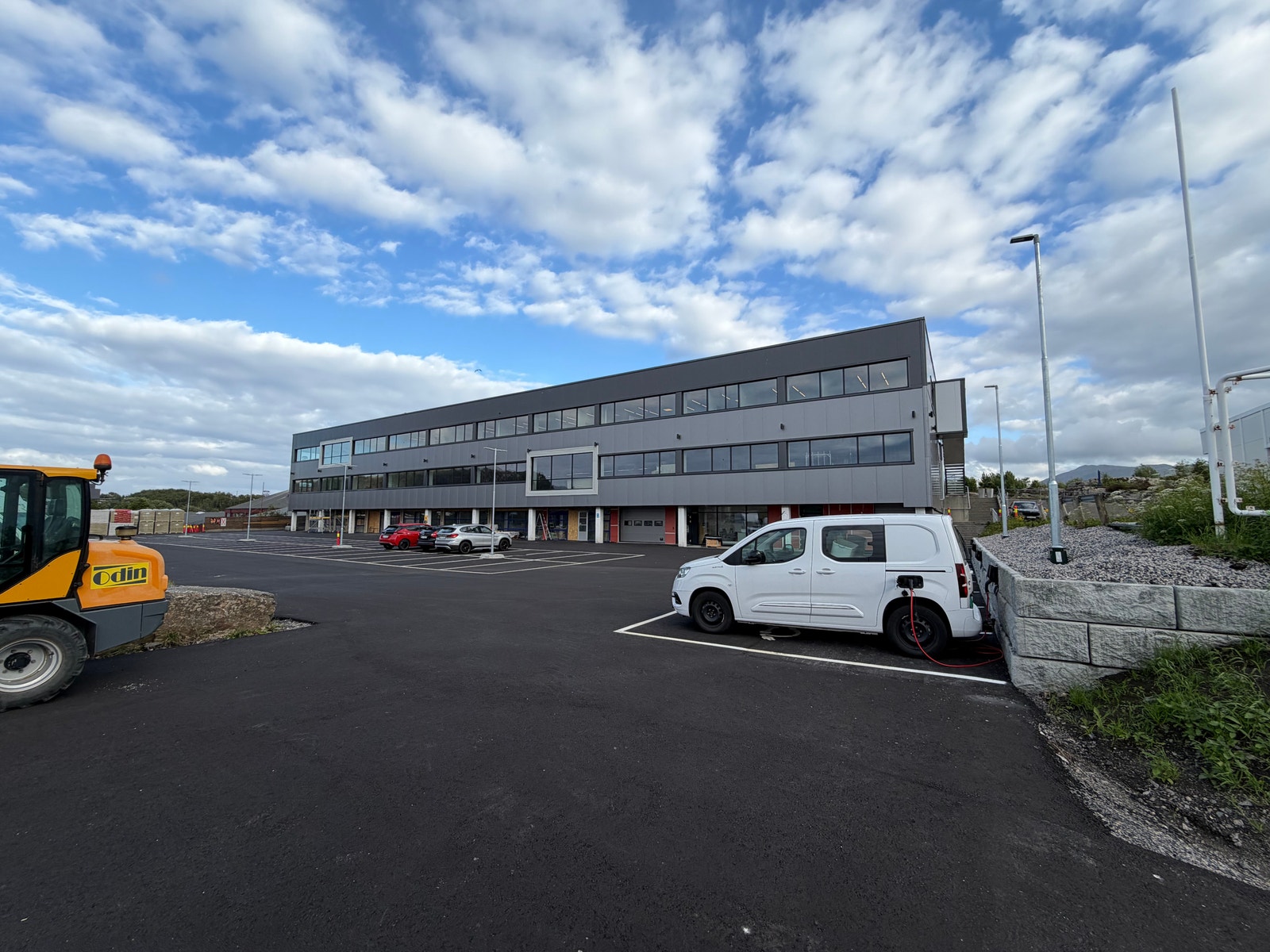 Fasade sett fra nord, fra gangsti ned til Rv70 Galleribilde