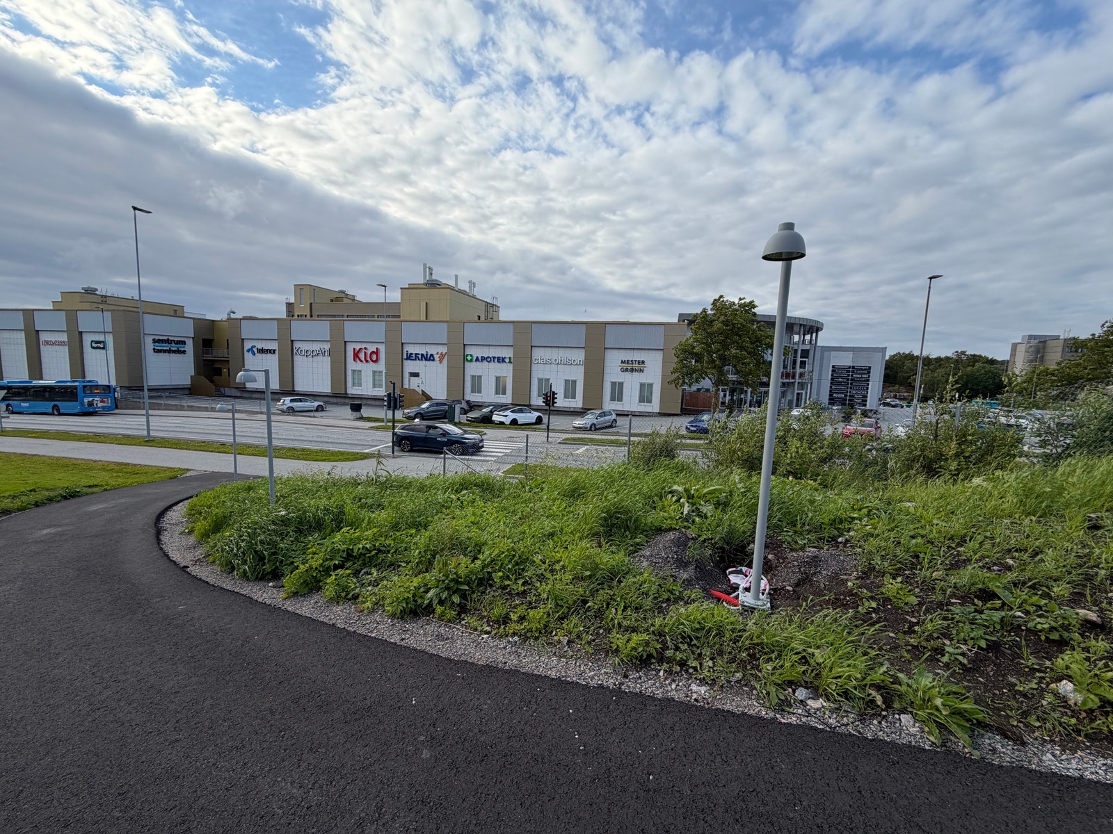 Gangsti med varmekabler og lys ned fra eiendommen til RV70 og lysregulering over til Alti Futura Galleribilde