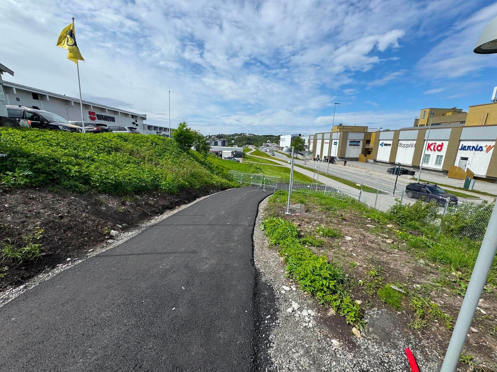 Gangsti med varmekabler og lys ned fra eiendommen til RV70 og lysregulering over til Alti Futura Galleribilde