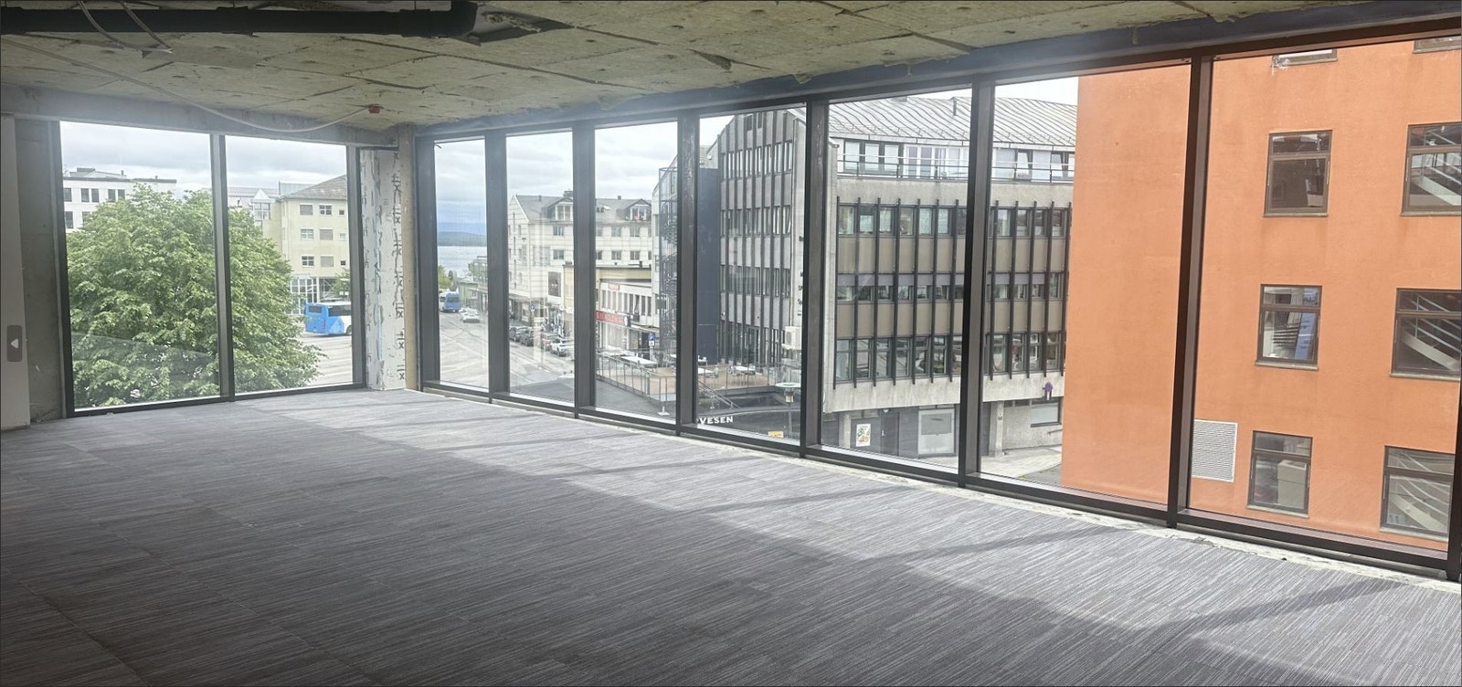 Utsyn fra lokalet i 3. etg etter rehabilitert fasade Galleribilde