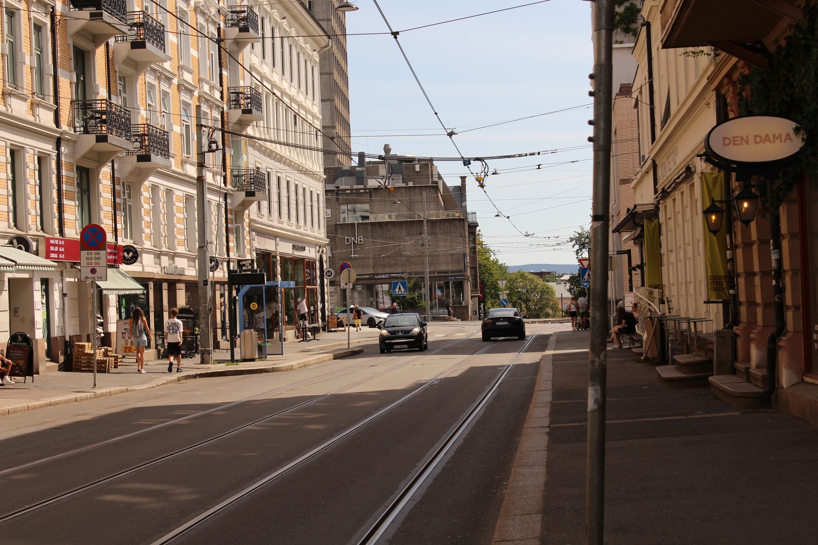 Buss og Trikk rett utenfor. 2 min gange til Solli Plass Galleribilde