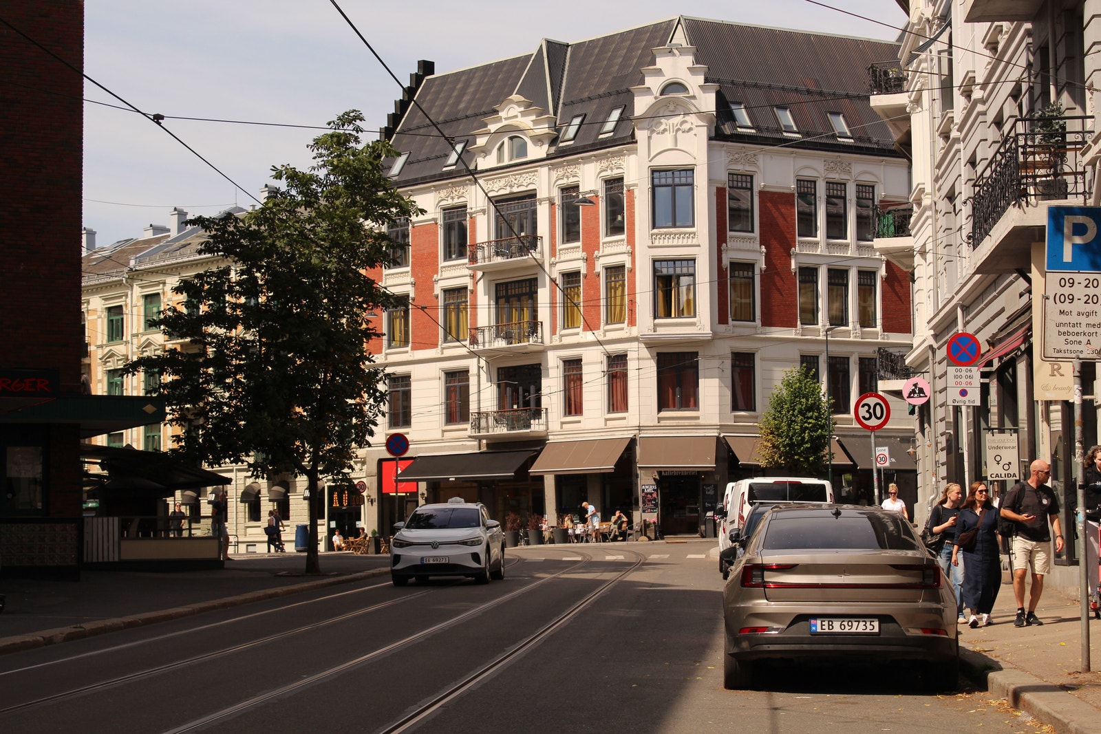 Yrende liv av cafeer, barer, butikker og restauranter Galleribilde