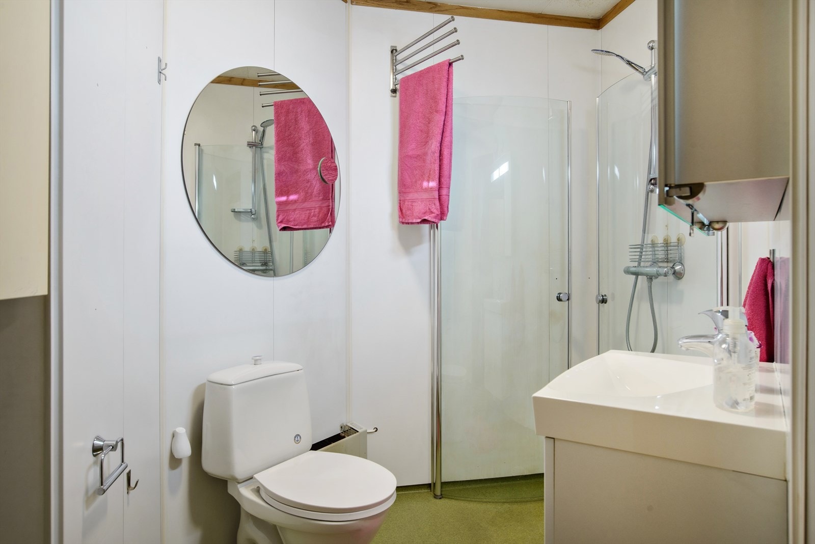 Innredning bestående av wc, servantskap og dusj. Galleribilde