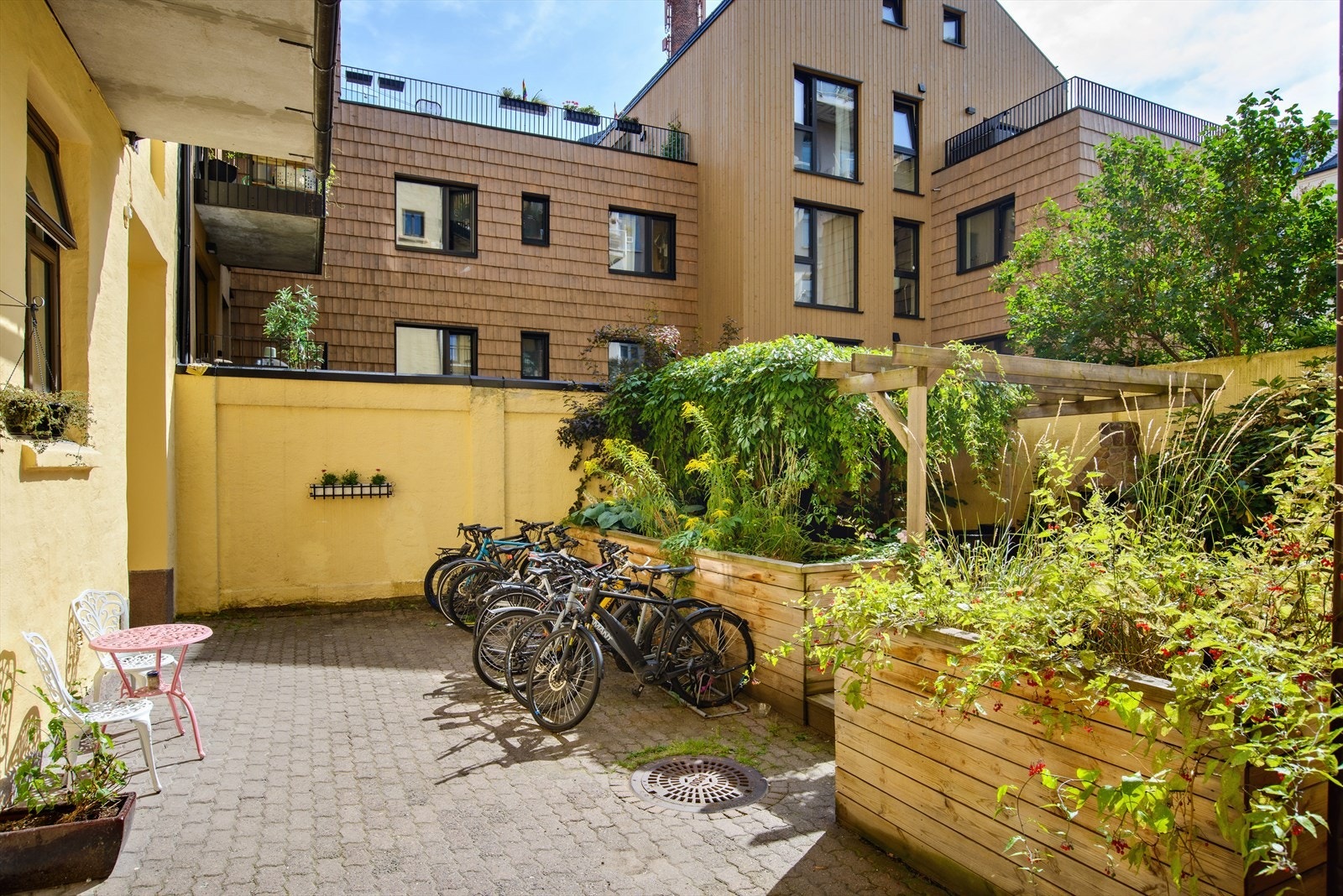 I bakgården er det tilrettelagt for sykkelparkering. Galleribilde