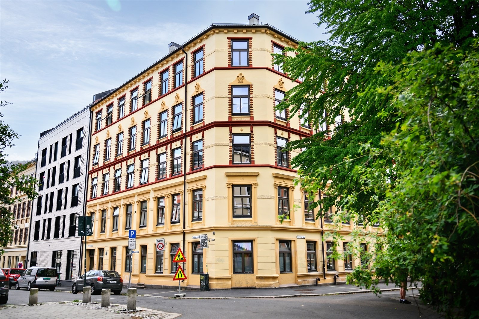 Fasade. Leiligheten ligger i en vakker bygård fra 1895 bestående av 20 boliger og 2 næringslokaler. Galleribilde