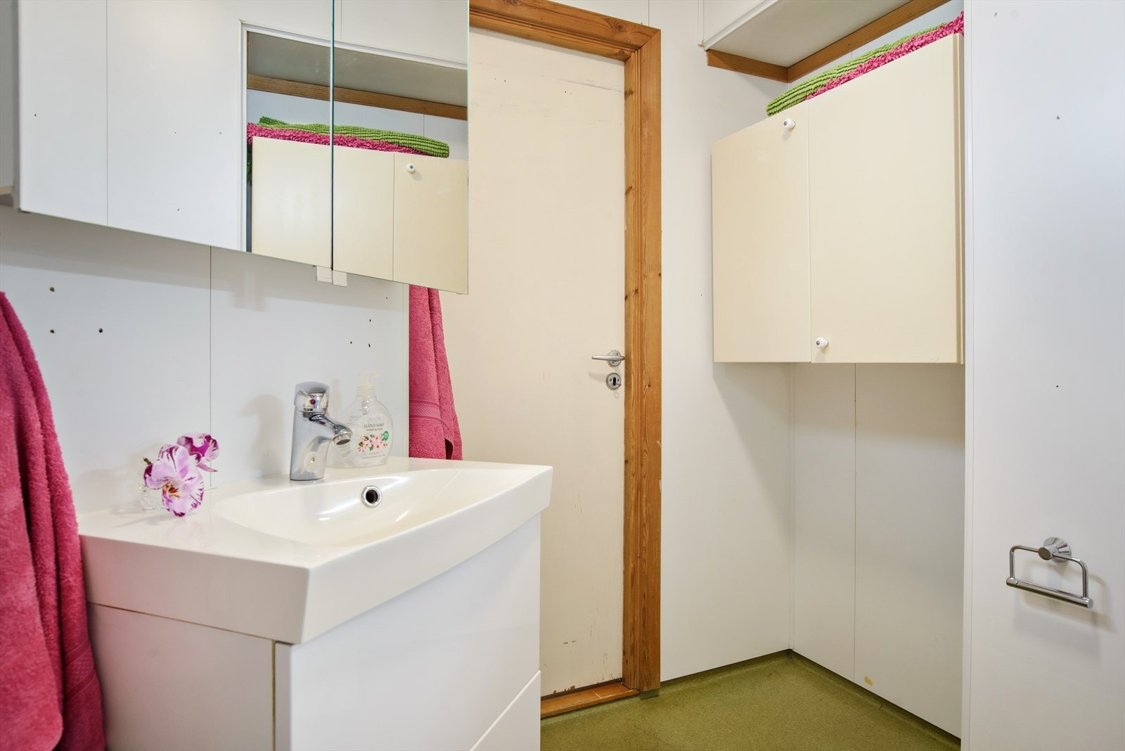 Badet har praktiske oppbevaringsløsninger, samt opplegg/plass til vaskemaskin. Galleribilde