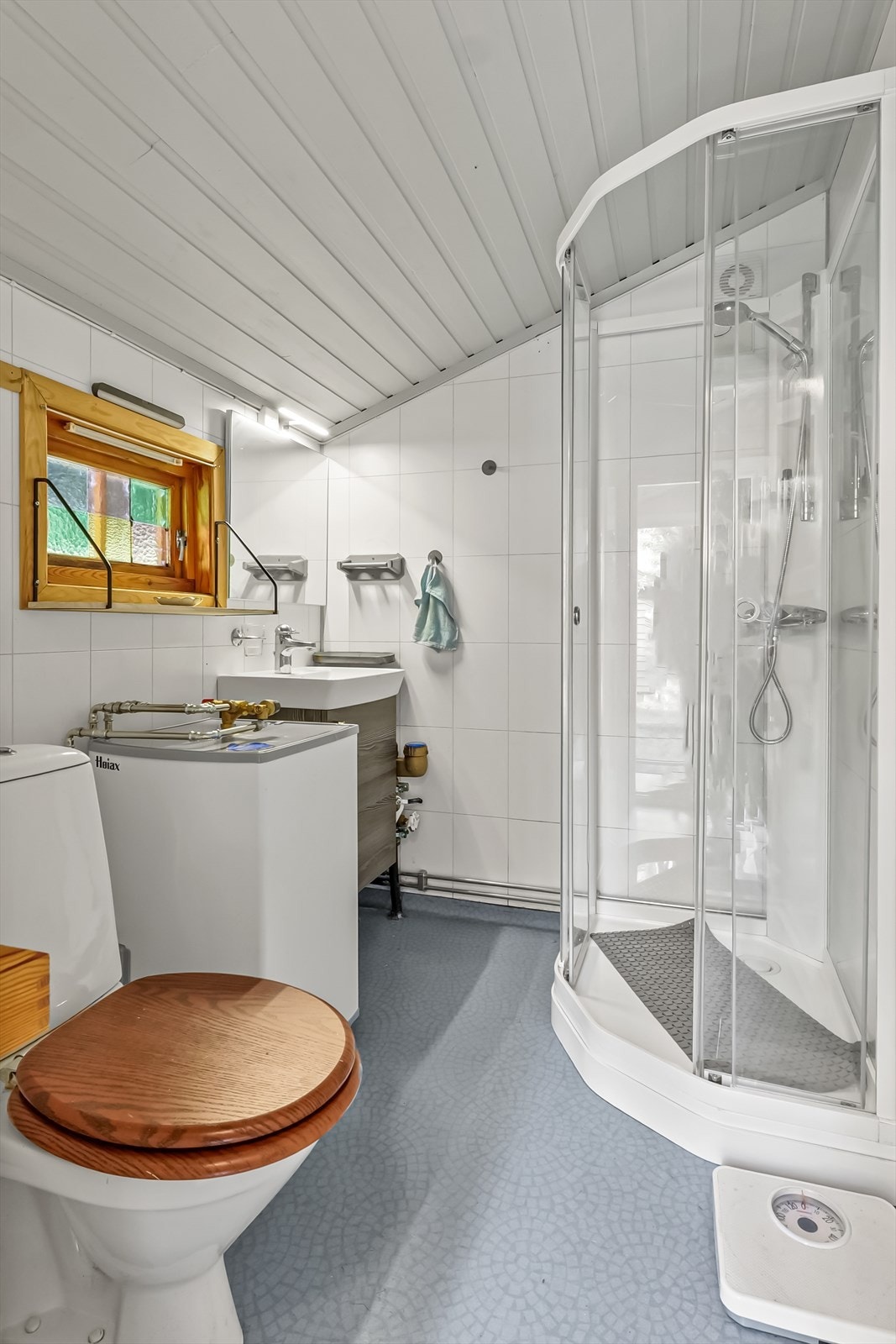 Bad med WC, dusj og nyere servant med oppbevaringsplass. Galleribilde