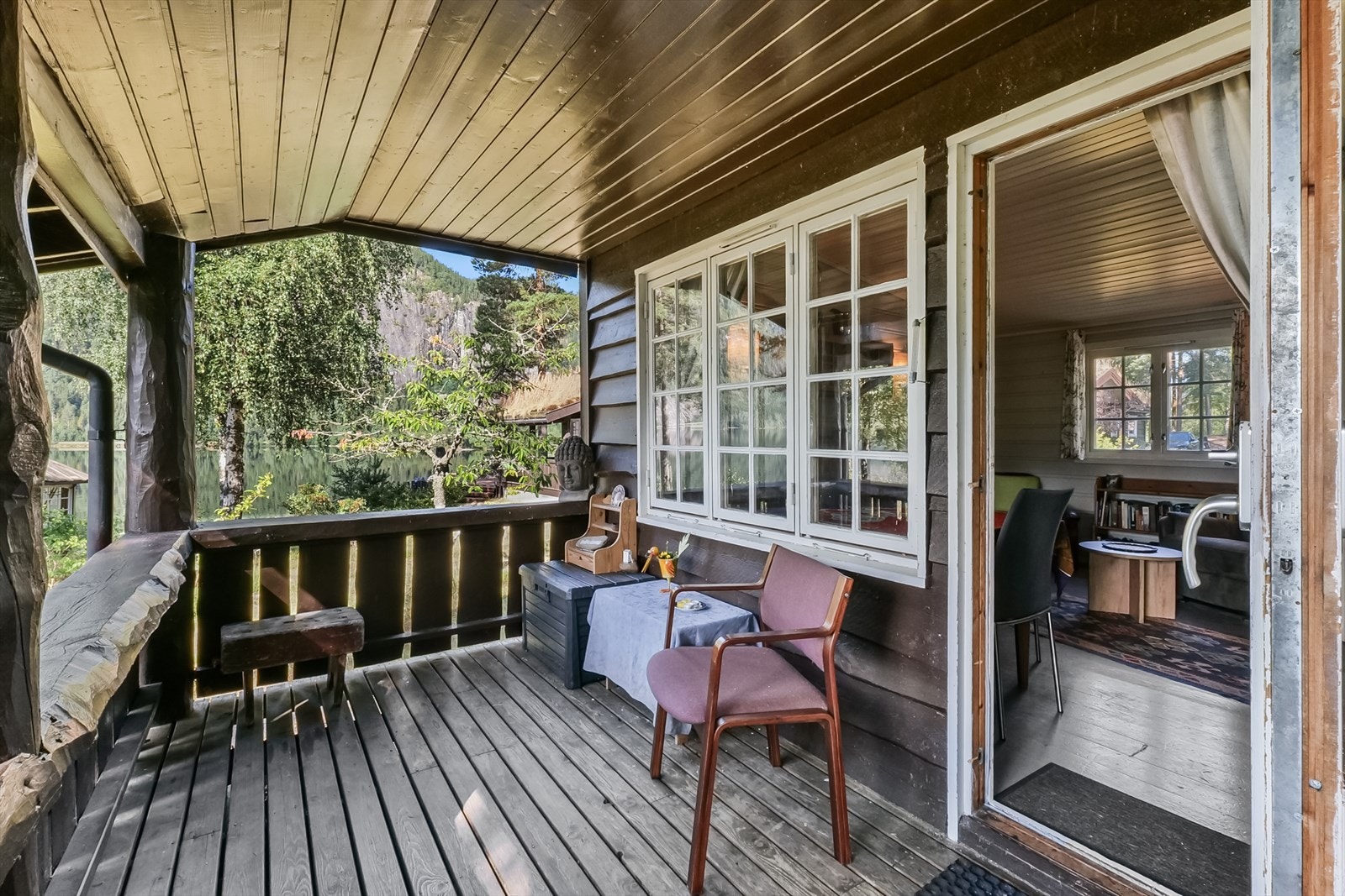 Koselig ovebrygd terrasse, her kan du sitte i ly for vær og vind! Galleribilde