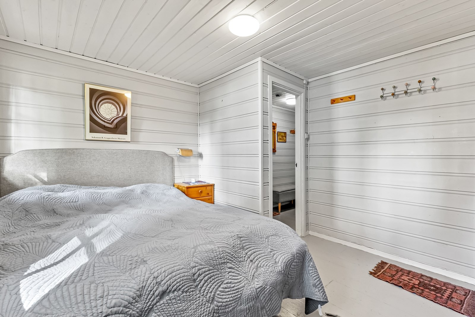 Oppbevaringplass langs vegger. Galleribilde