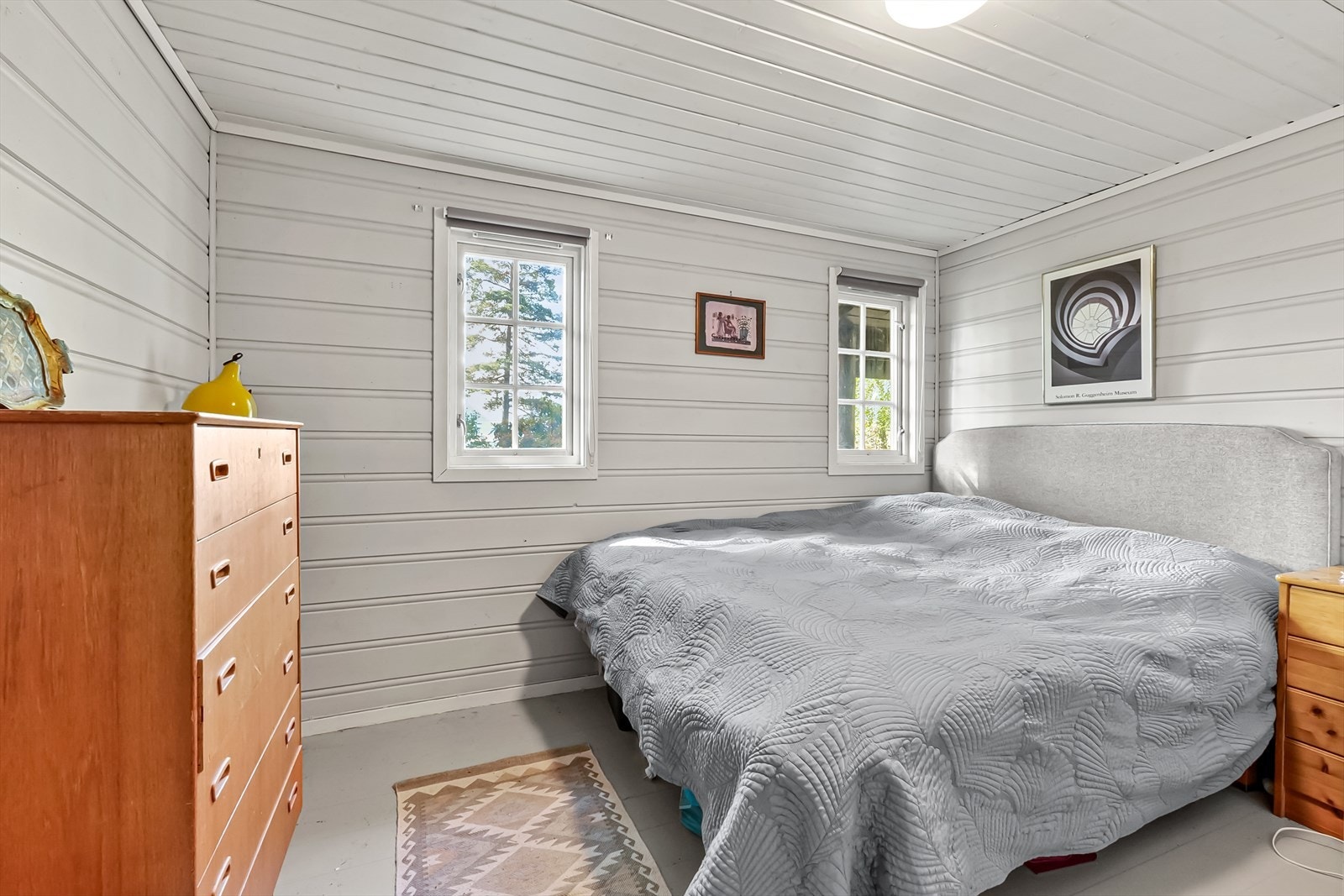 Hovedsoverom med to vindu, som gir rikelig daglys og en større romfølelse. Galleribilde
