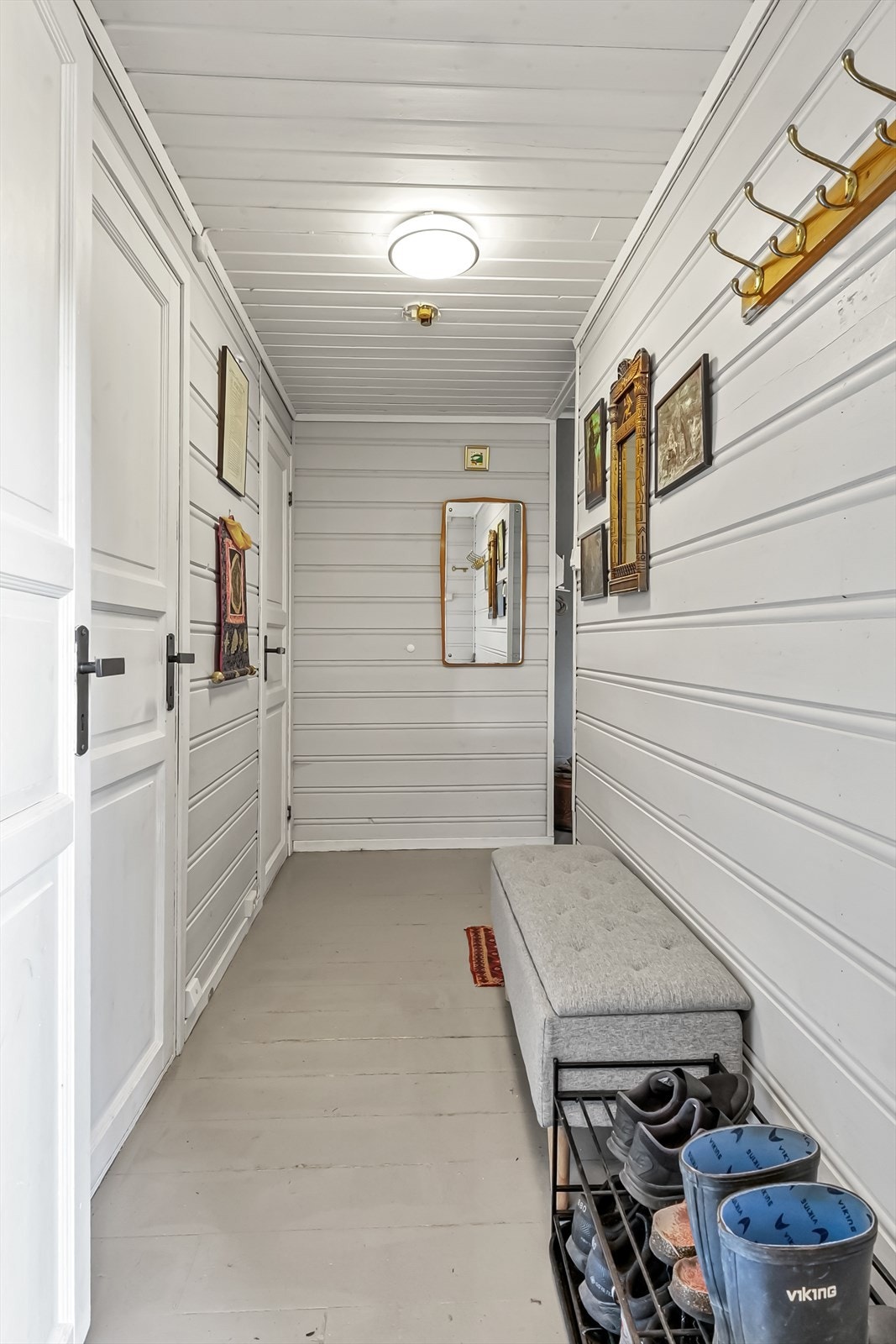 Entré med oppbevaring til yttertøy langs vegger. Galleribilde