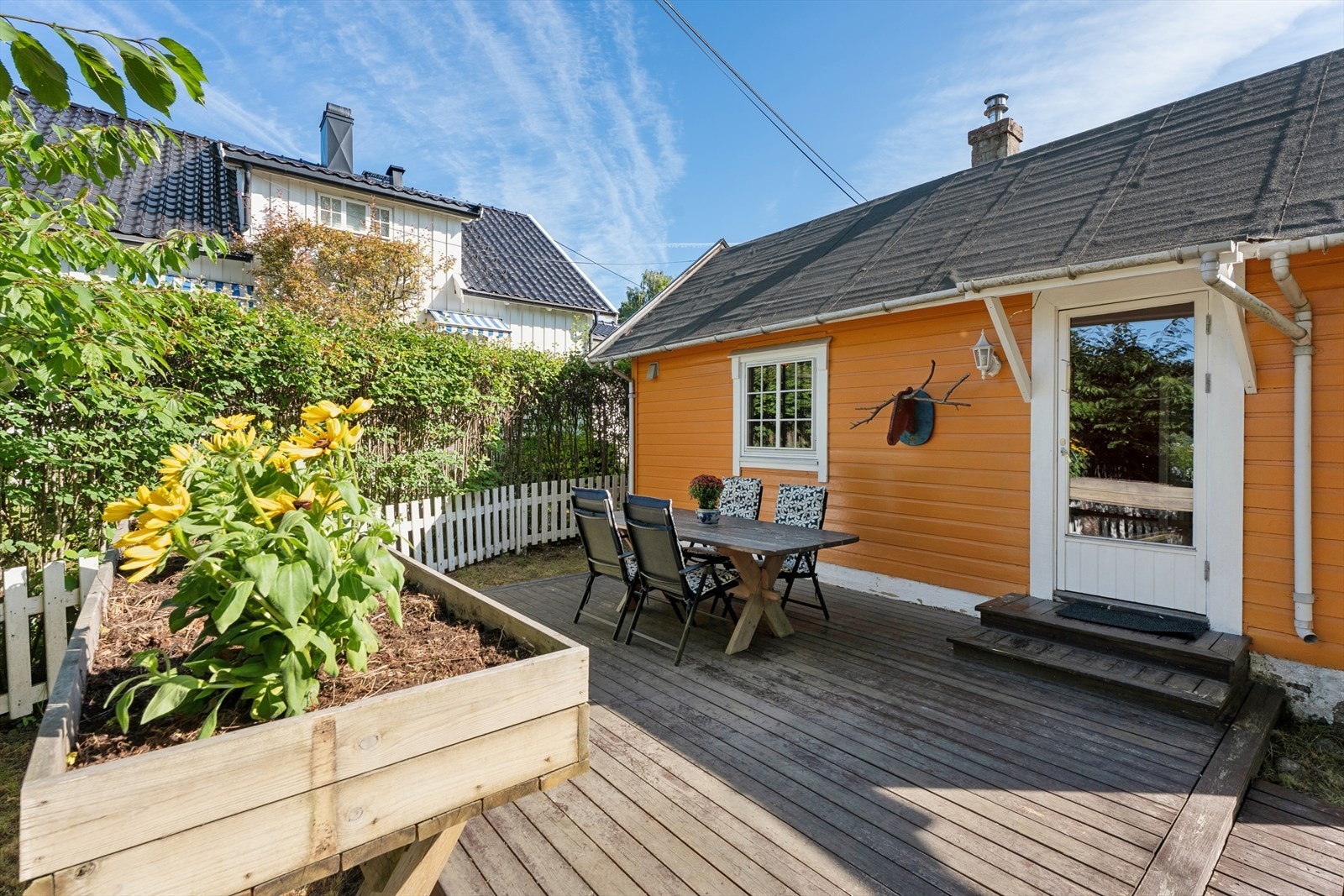 Utenfor stuen finner du en romslig treplatting på cirka 21 m². Galleribilde