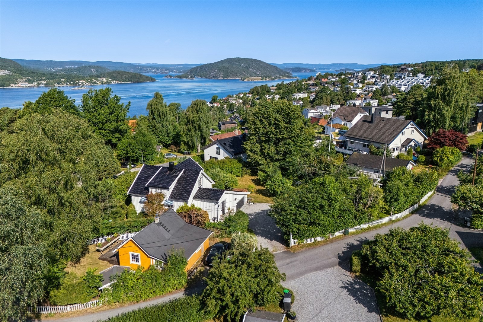 Eiendommen ligger i et etablert og rolig boligområde i Drøbak. Velkommen til visning! Galleribilde