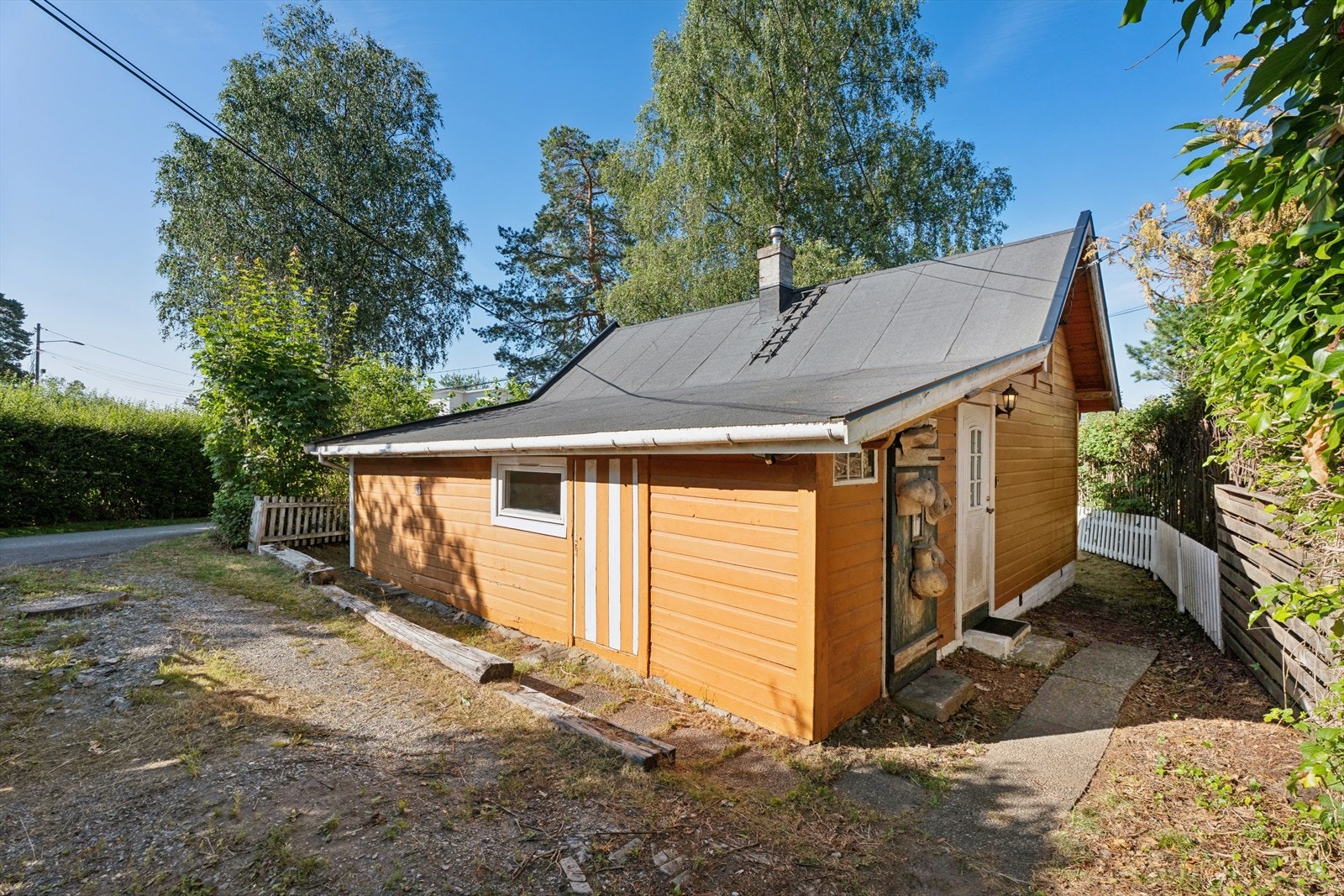 Eneboligen ble opprinnelig oppført som uthus/verksted i 1930. Galleribilde