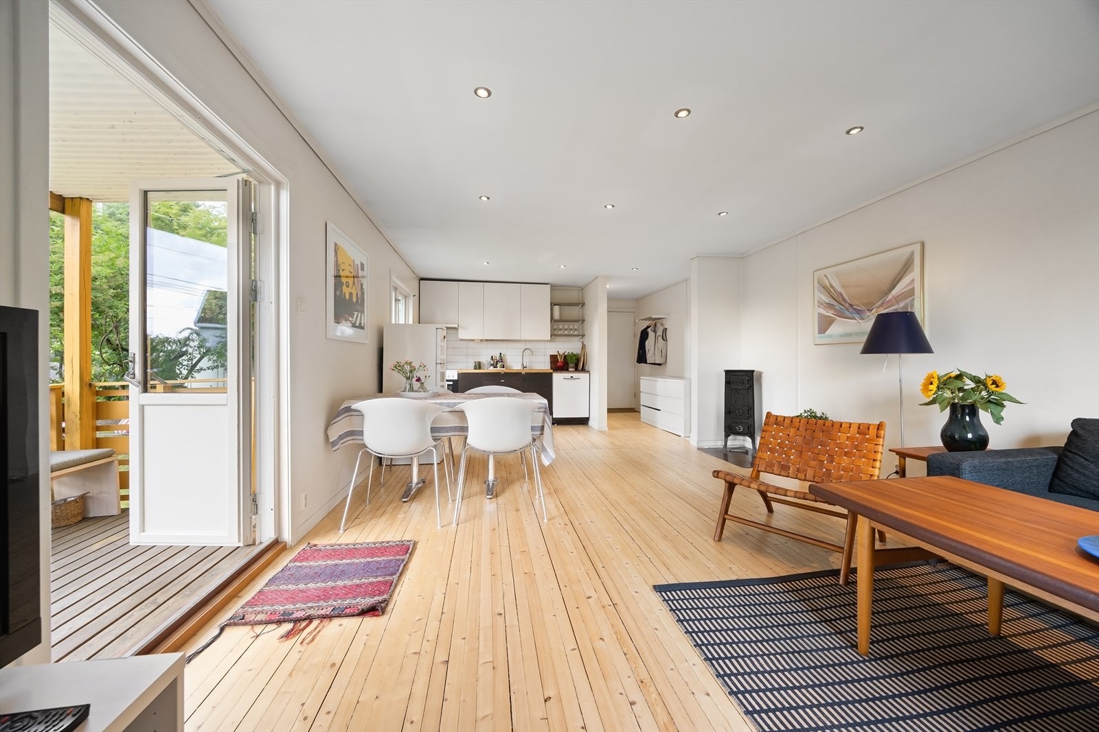 Fra stuen har du direkte utgang via tofløyet balkongdør til den vestvendte balkongen. Galleribilde