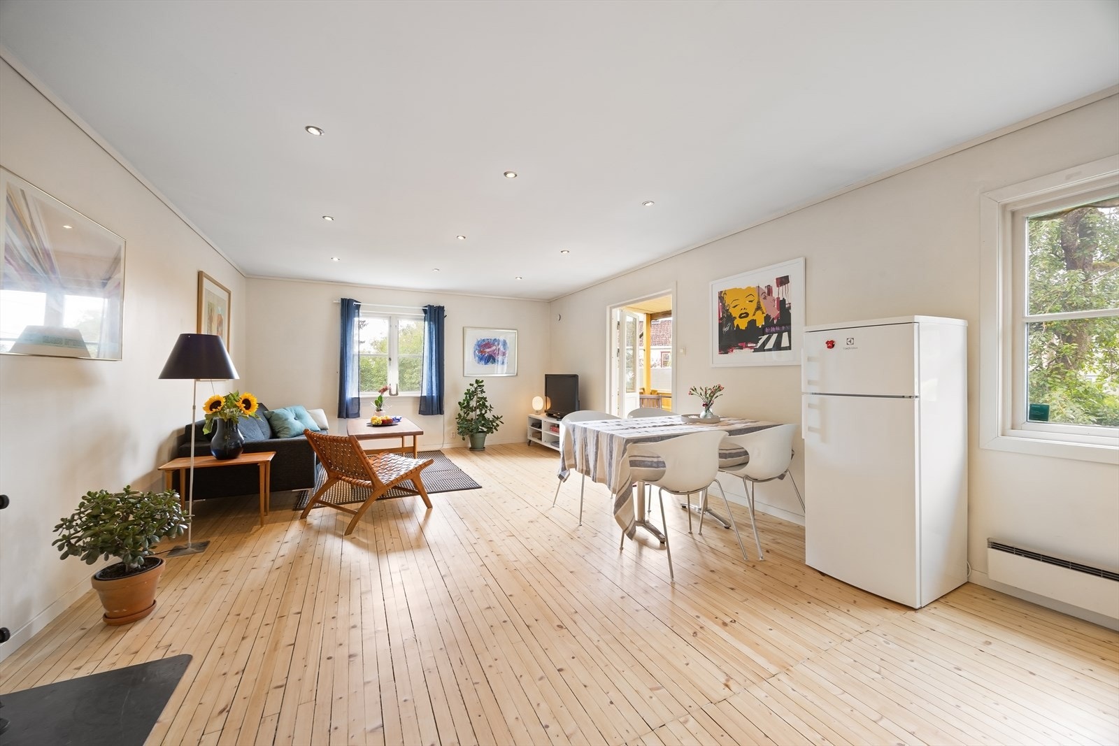 Stor og romslig stue med downlights. Galleribilde