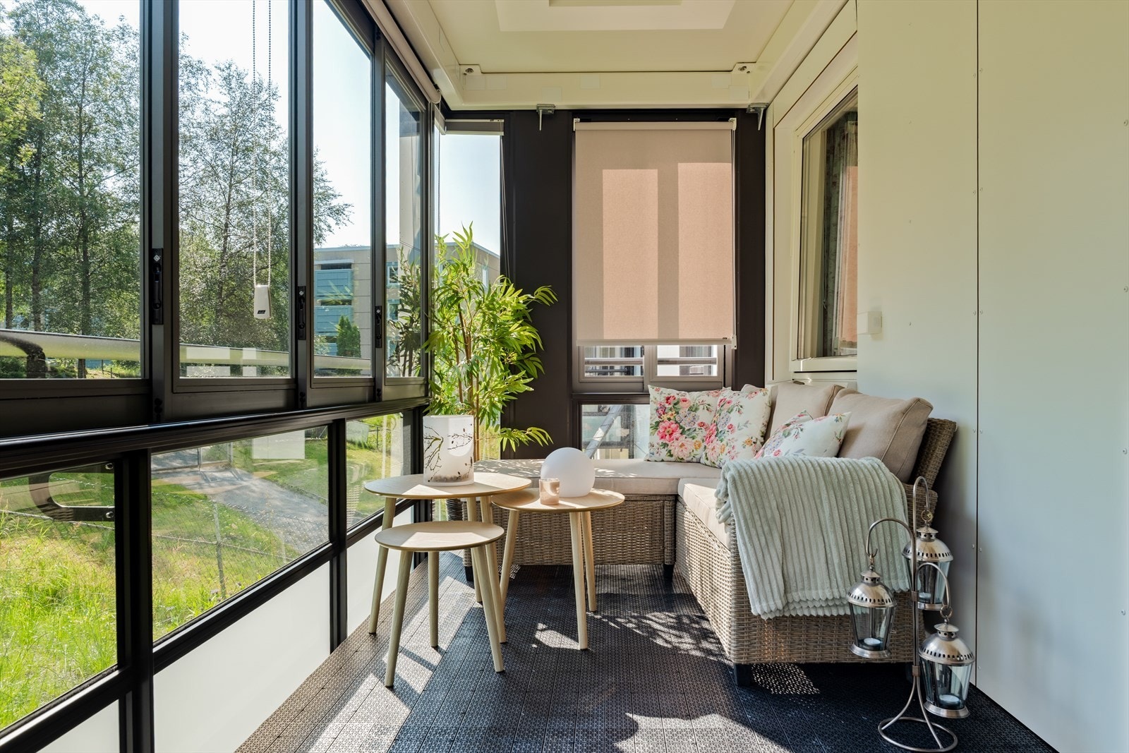 Innglasset altan er utstyrt med dimbare downlights og solskjerming Galleribilde