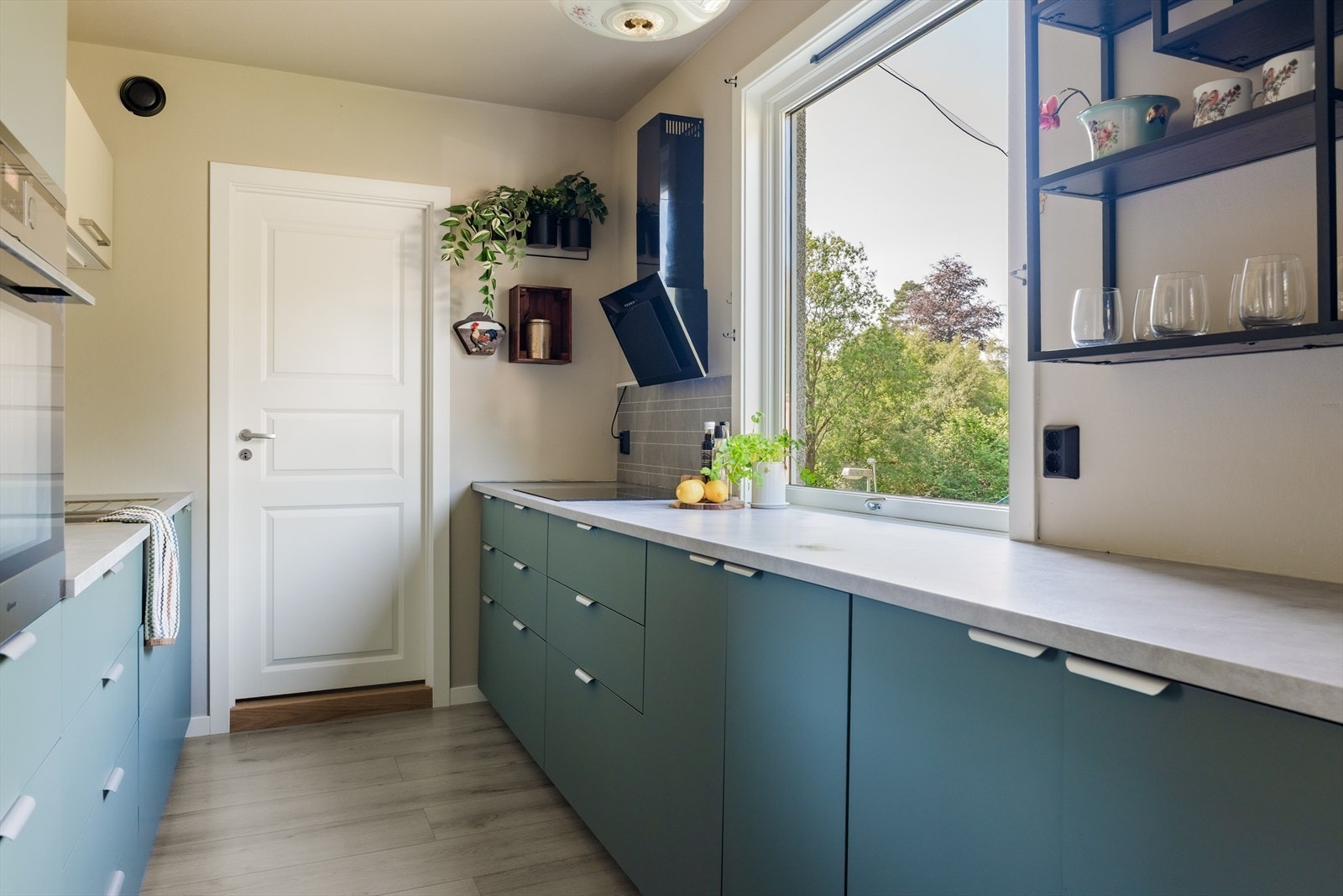 Kjøkkenventilator, vannstoppsystem og integrerte hvitevarer, meget praktisk! Galleribilde