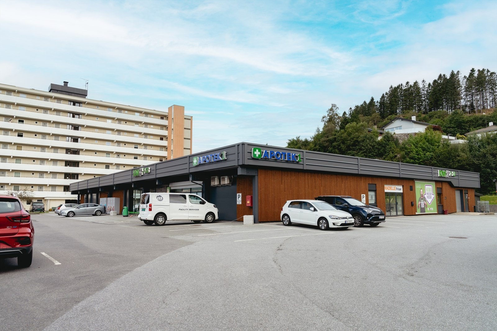 Diverse servicetilbud finnes i mange retninger, her er apotek, dagligvare og frisør innen et godt steinkast. I tillegg ligger Rema 1000 like i nærheten Galleribilde