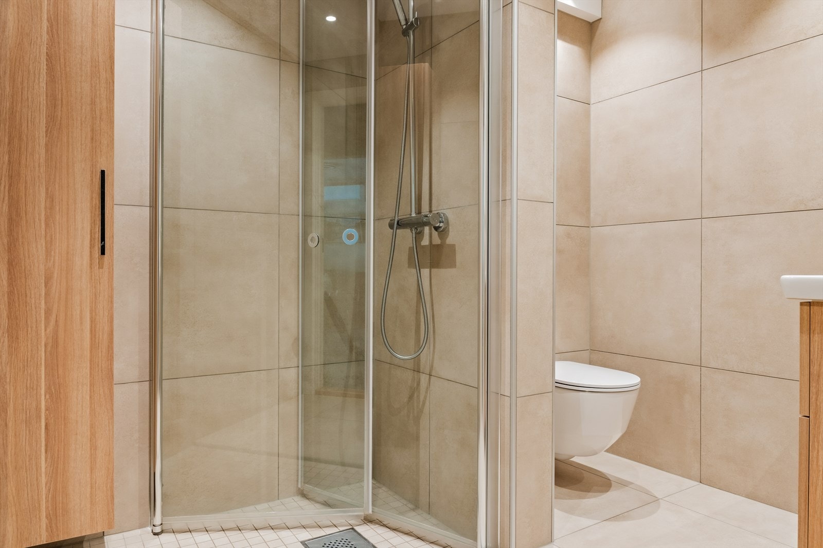 Nytt og lekkert bad fra 2025 med varmekabler. Badet er innredet med vegghengt WC, dusjhjørne, servant i møbel og mye oppbevaringsplass Galleribilde