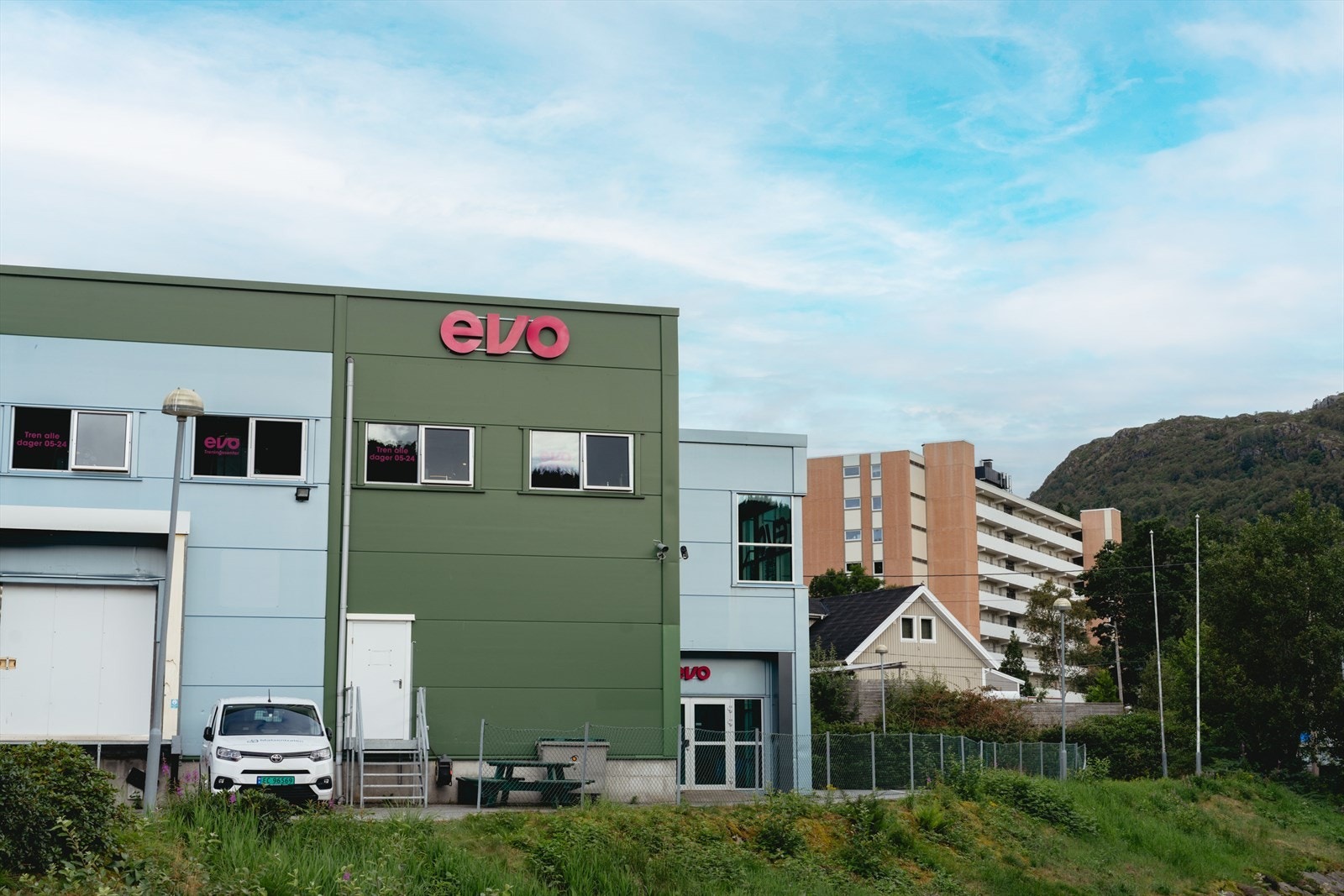 For de som liker å bevege kroppen, finnes EVO treningssenter kun 500 meter unna. Eventuelt Toppefjellet eller "Utsikten" kan brukes til mosjon. Sistnevnte kan skimtes i bakgrunnen. Galleribilde