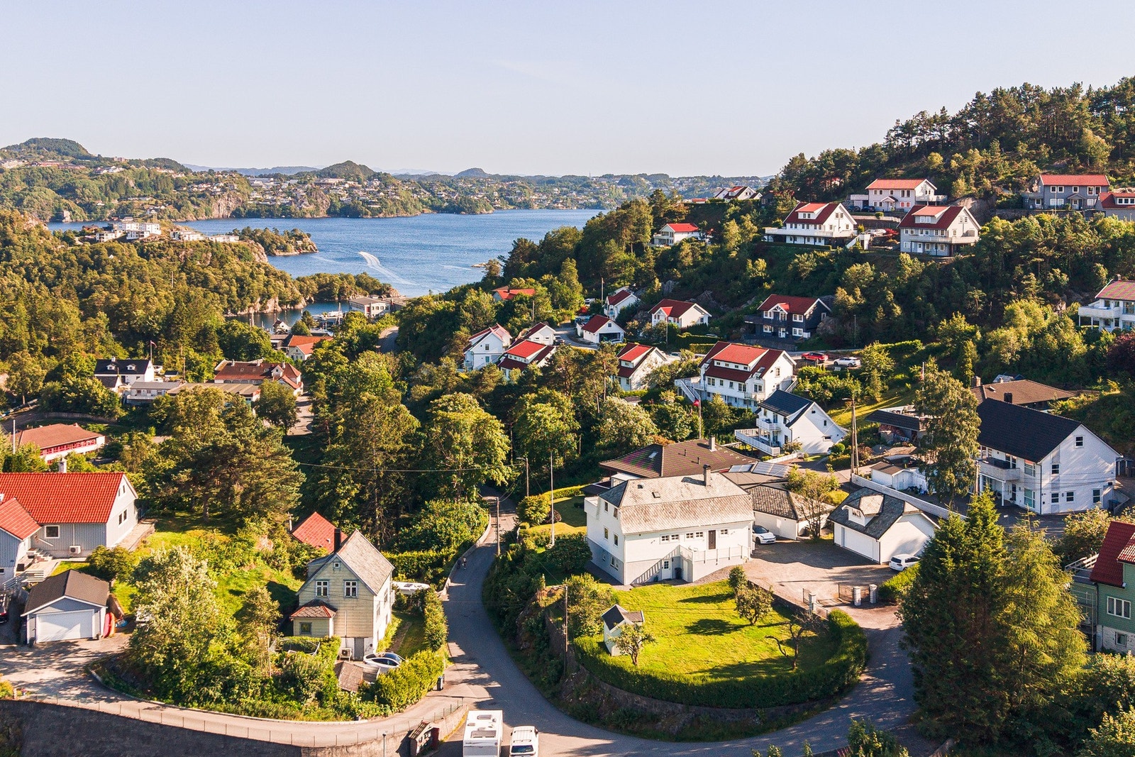 Boligen har en attraktiv og flott beliggenhet i barnevennlig boligområde på Strusshamn. Galleribilde