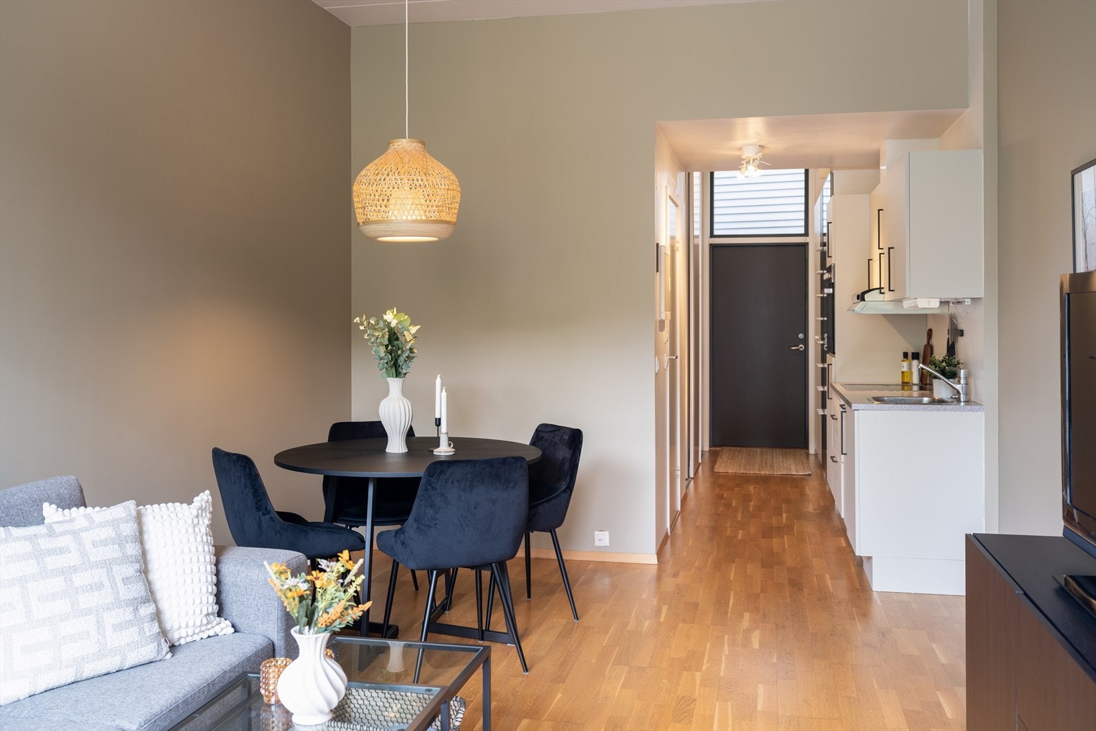 Leiligheten har en svært god planløsning med plass til både sofa- og sittegruppe. Spisebordet finner sin naturlige plass mellom kjøkkenet og stuen. Galleribilde