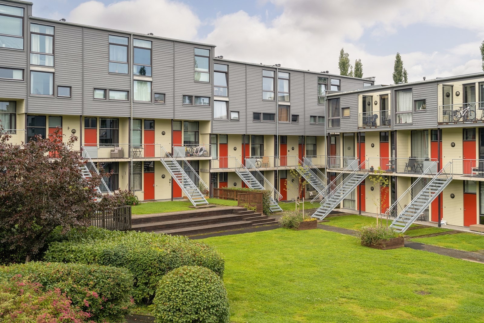 Sameiet har et fint og opparbeidet fellesområde mellom blokkene som kun er for beboerne. Galleribilde