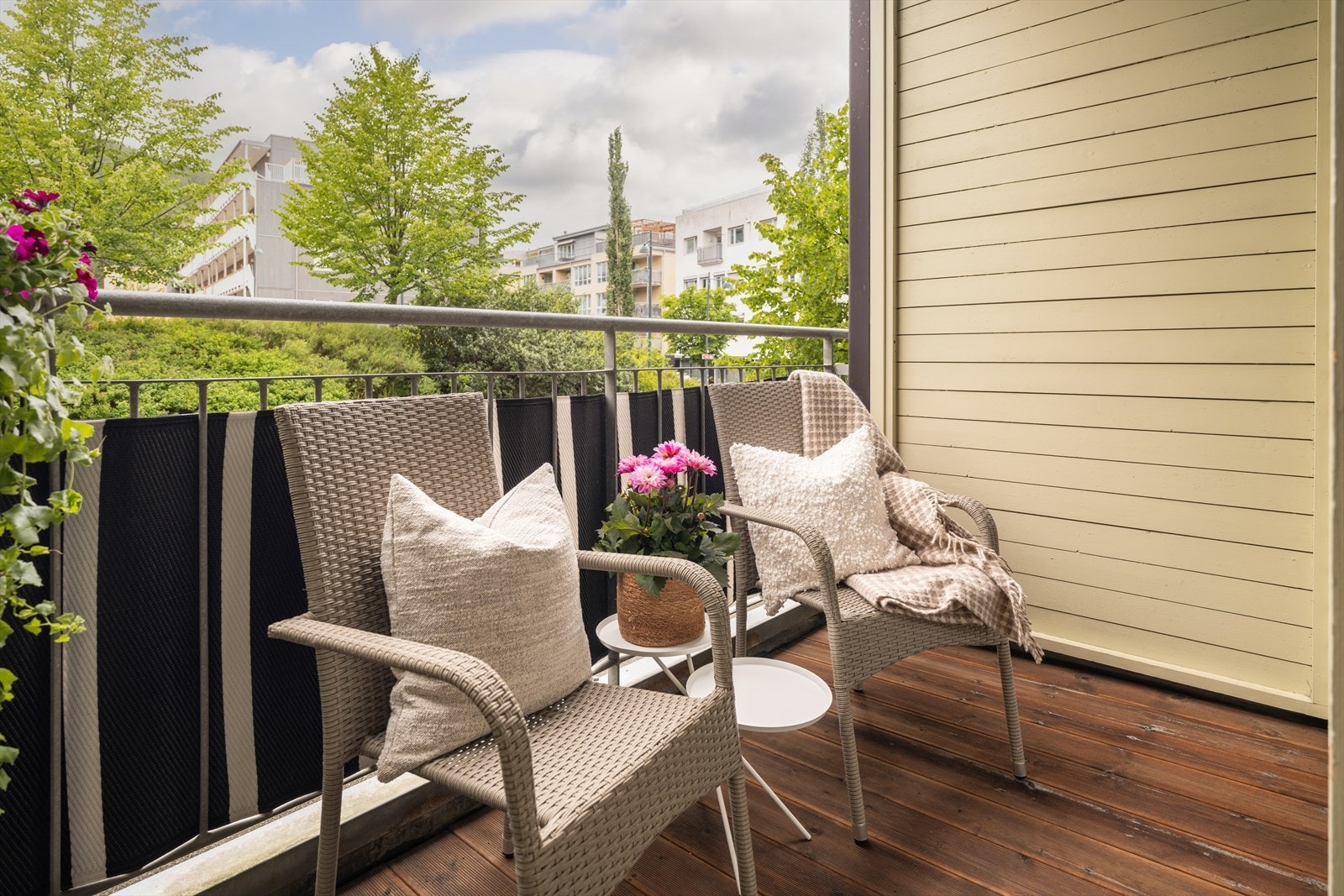 Fra stuen er det direkte utgang til en solrik, vestvendt terrasse. Galleribilde