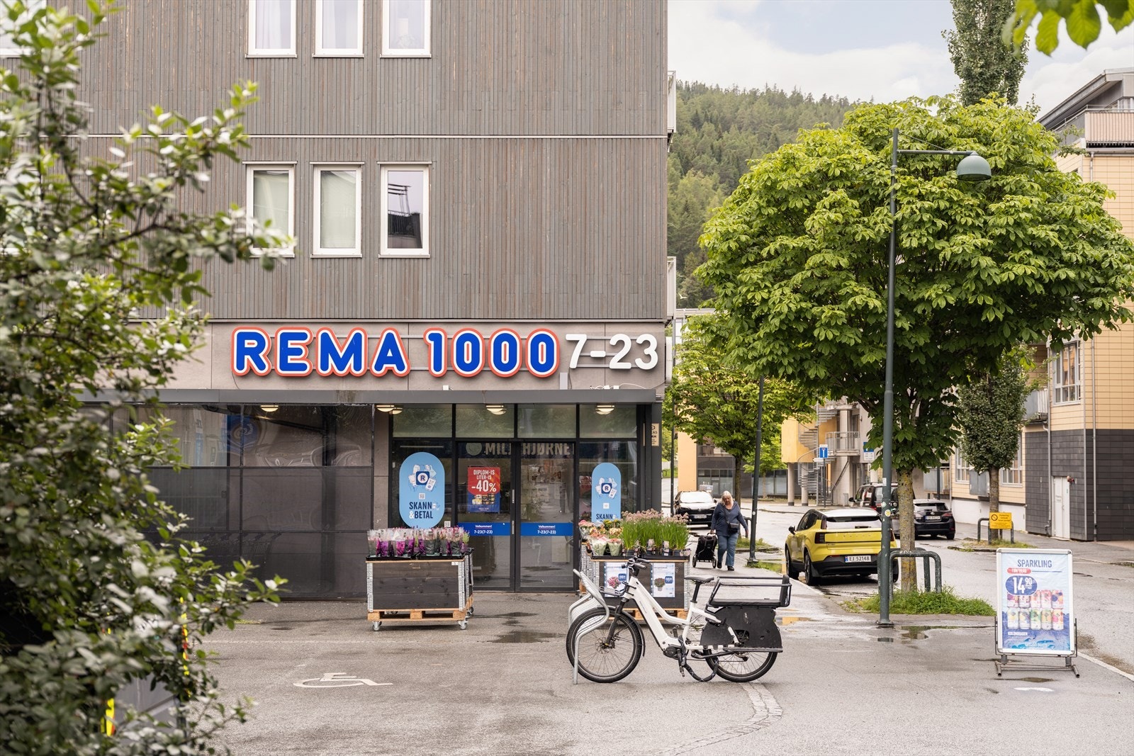 Kun 50 meter fra boligen finner du REMA 1000, og i motsatt retning ligger Coop Extra bare 100 meter unna. Galleribilde