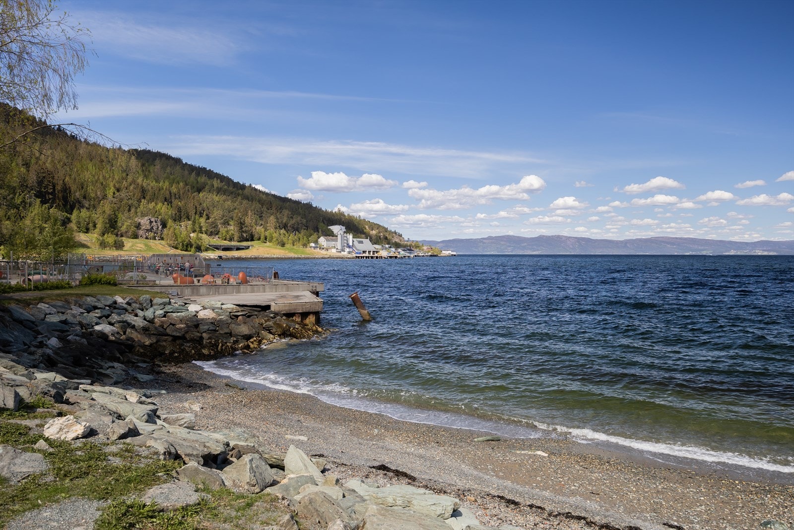 Stranda ligger rett nedenfor leiligheten hvor det er bademuligheter hele året. Like ved leiligheten er det også flotte turmuligheter som tar deg til flere av Bymarkas turstier. Galleribilde
