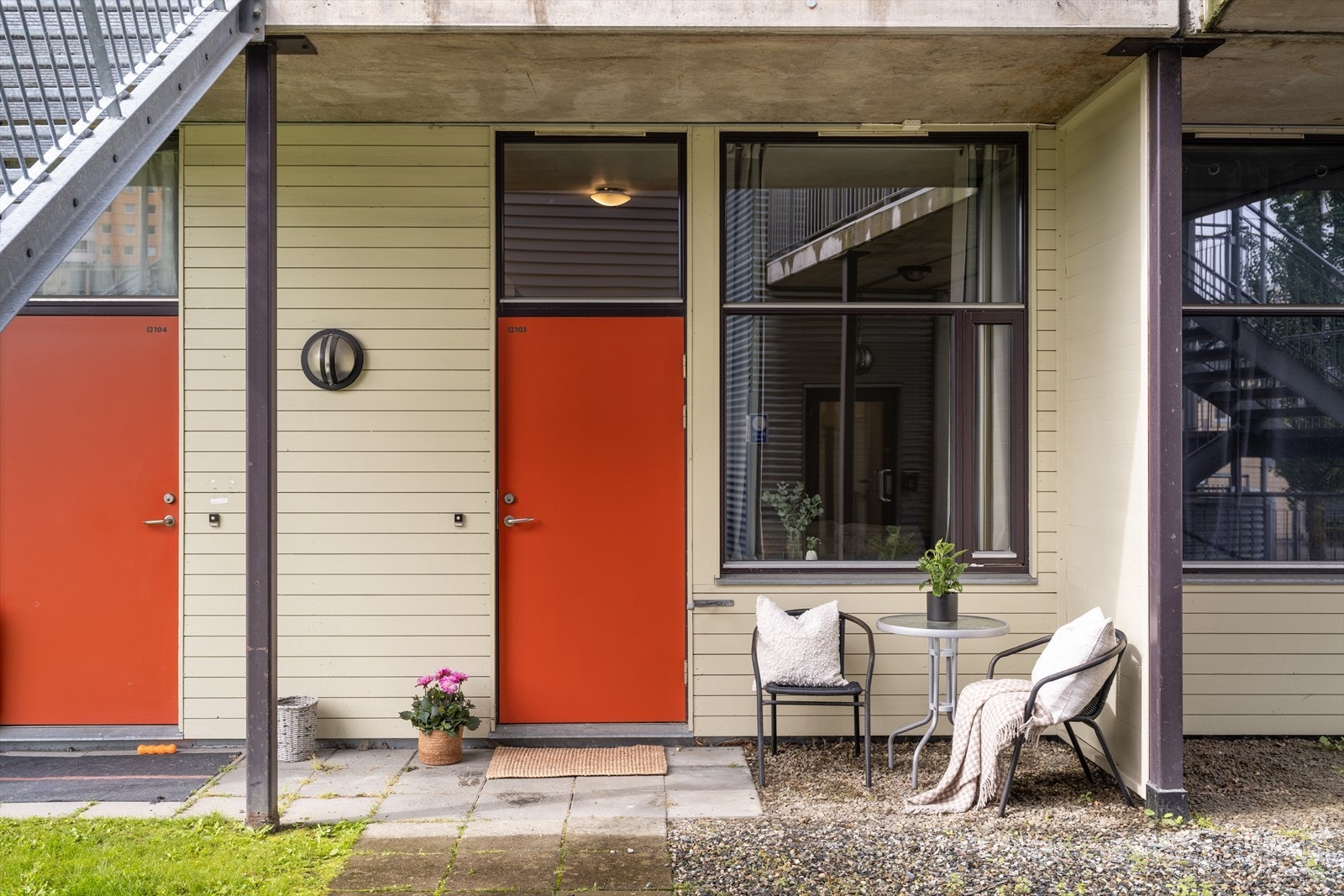 Leiligheten har egen inngang med et tilhørende østvendt uteareal. Sammen med den vestvendte terrassen gir dette gode solforhold gjennom store deler av dagen. Galleribilde
