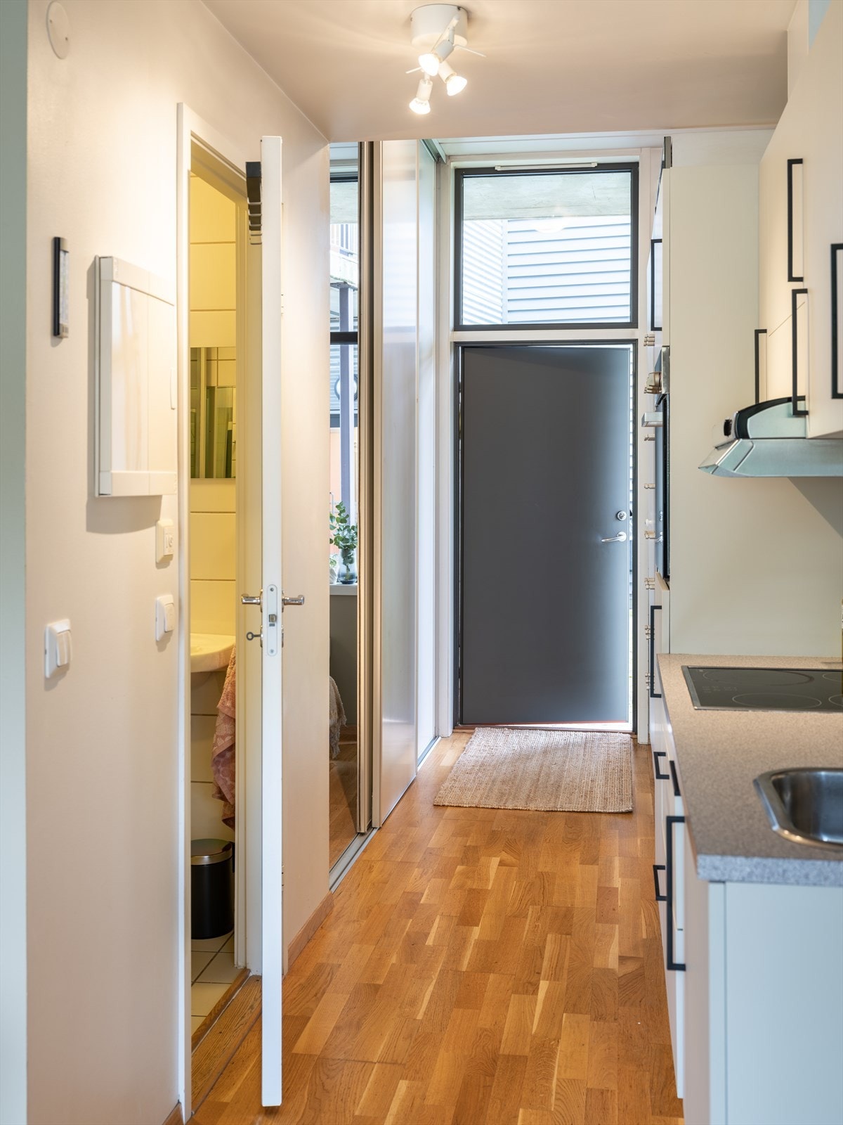 Videre har leiligheten en romslig entré med direkte adkomst til badet. Galleribilde