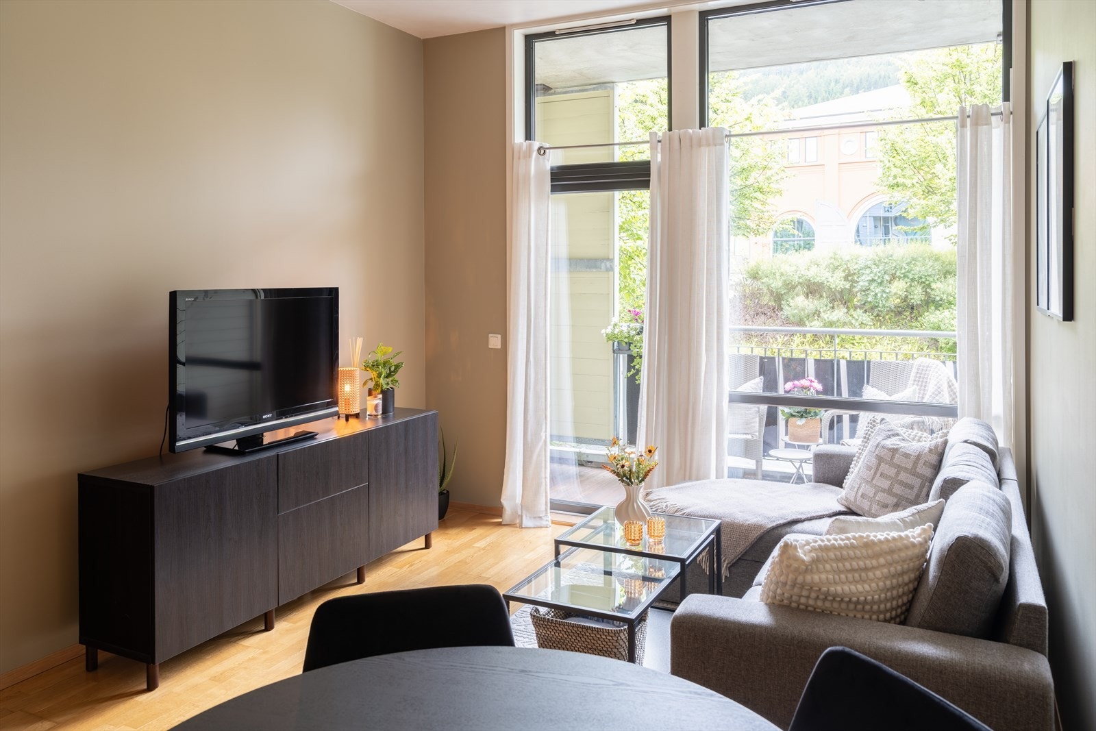 Her blir du en del av det veldrevne sameiet Ilsvika Garden, som har en solid økonomi. Felleskostnadene er lave og utgjør kun kr 2 215,- per måned og inkluderer TV og internett. Galleribilde