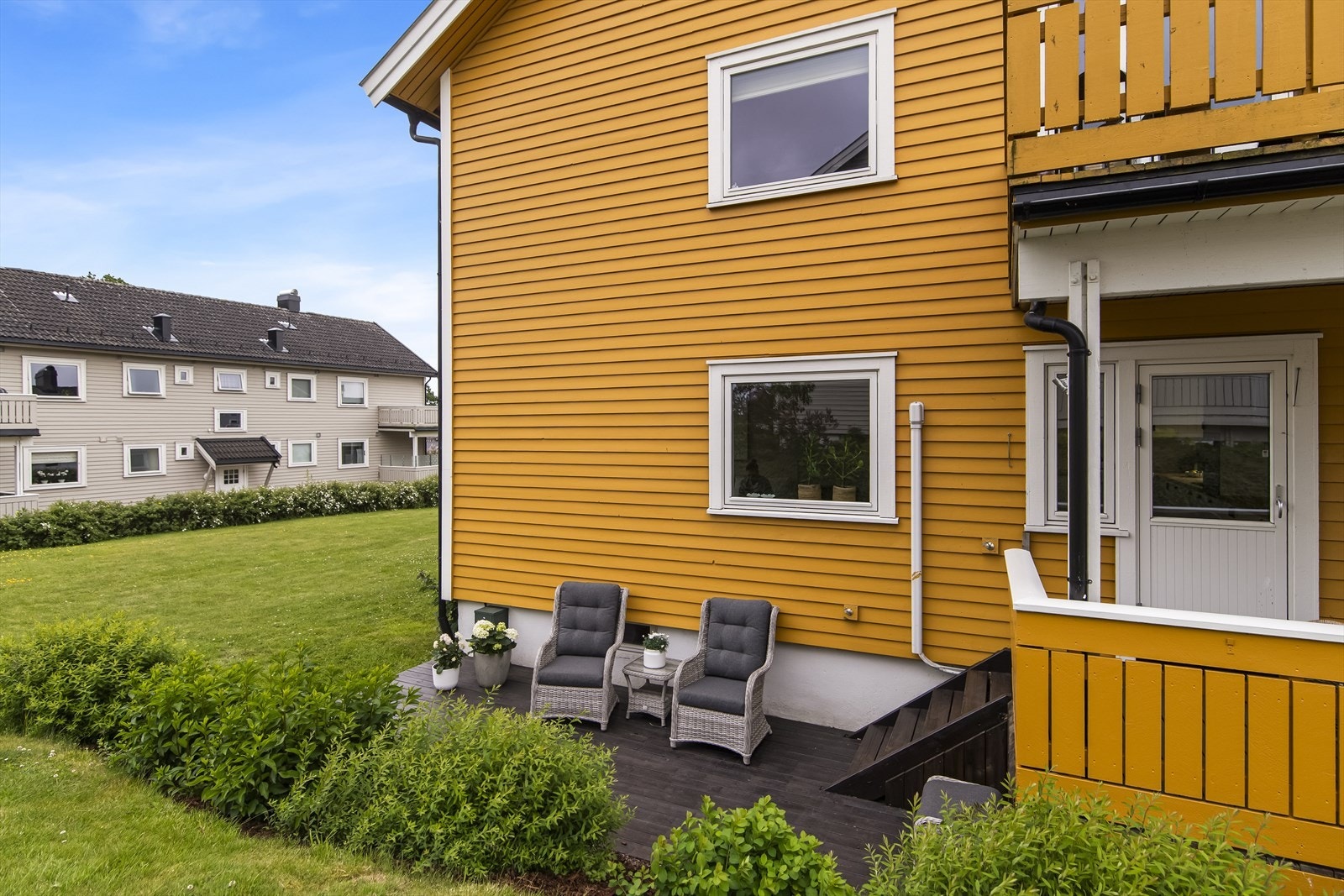 Fra plattingen er det direkte adkomst til en stor og slett fellesplen som innbyr til lek og utendørs hygge. Galleribilde