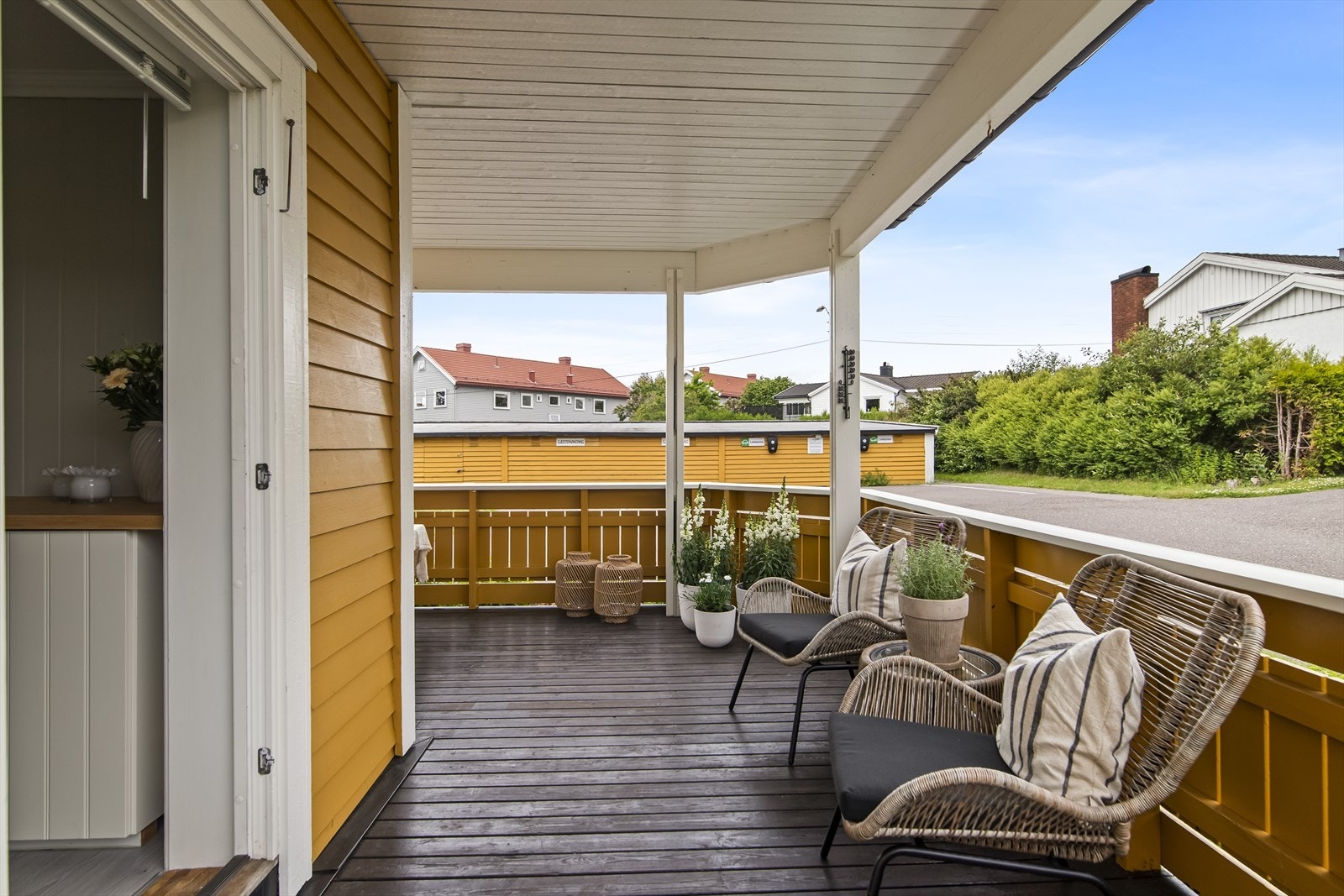 Fra stuen har du utgang til en fantastisk overbygget terrasse som strekker seg rundt leiligheten. Galleribilde