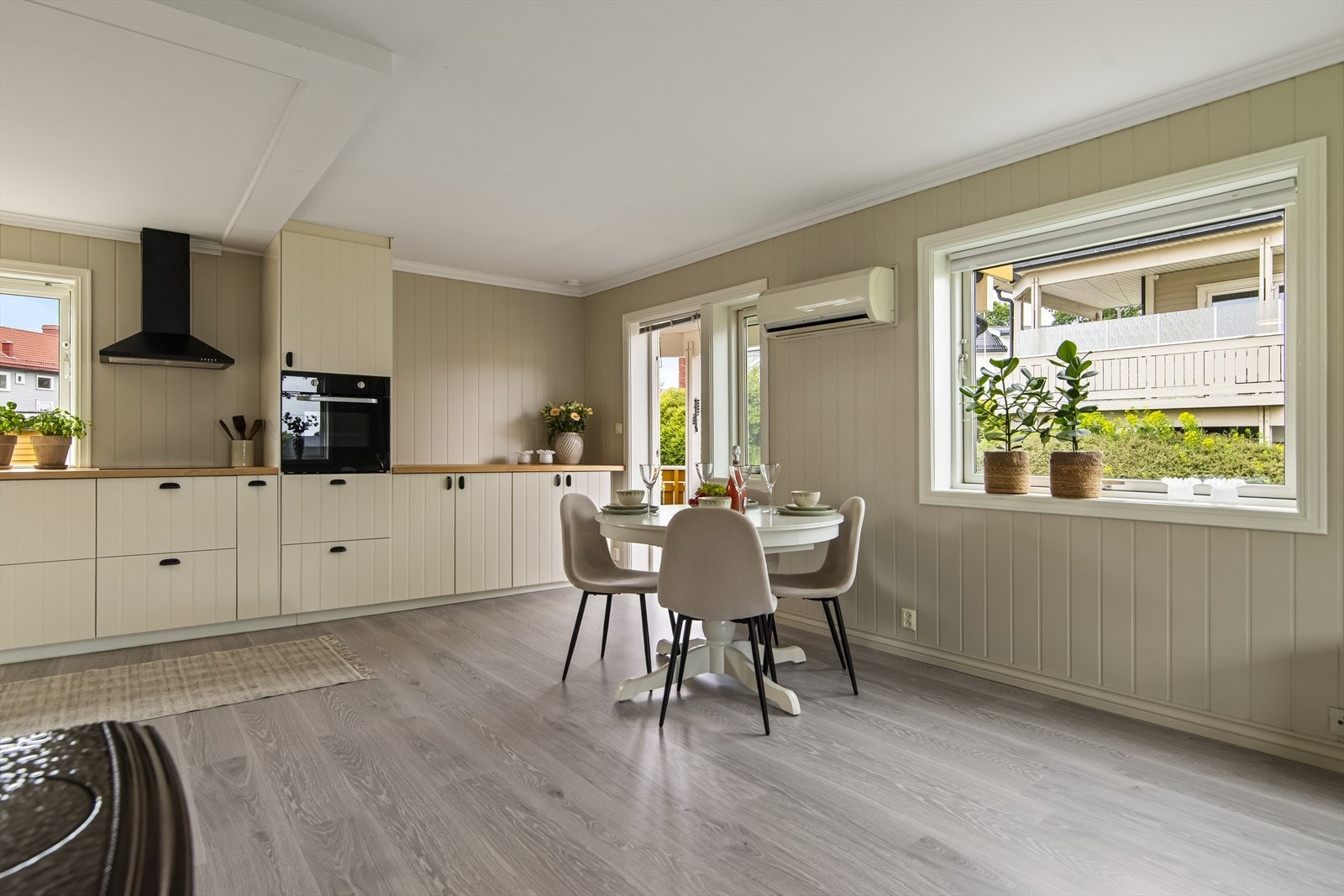 Store vindusflater slipper inn rikelig med dagslys. Galleribilde