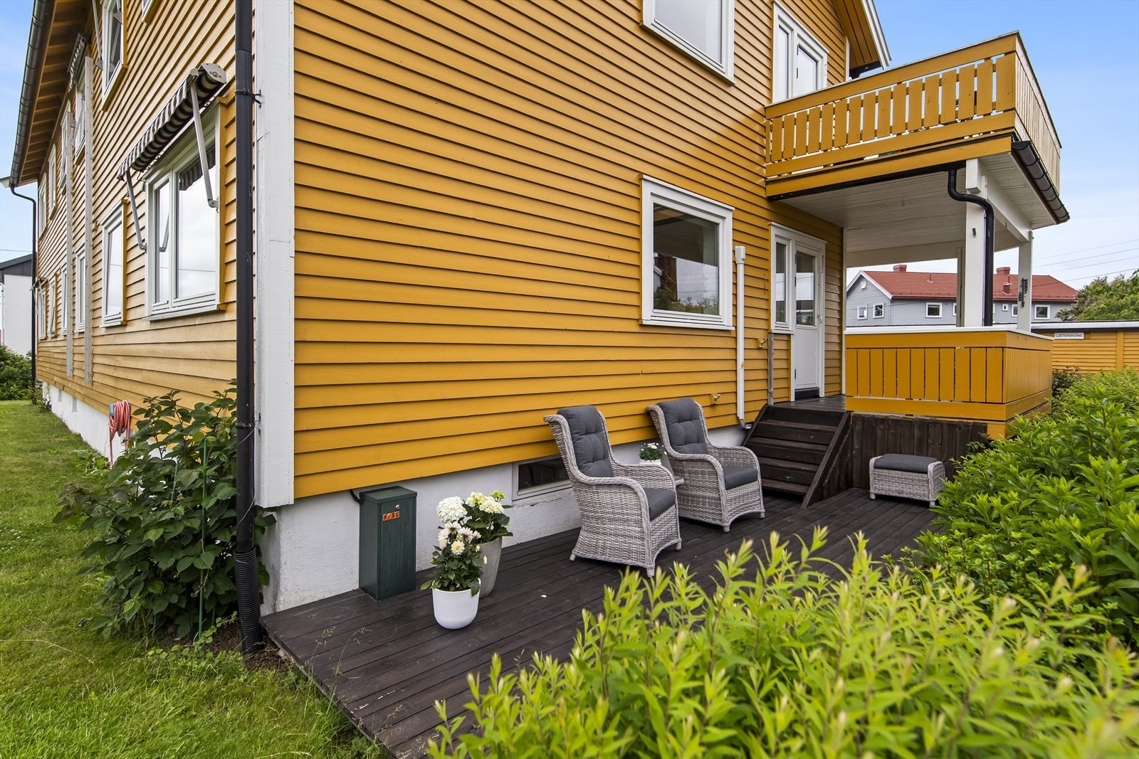 En praktisk trapp fører ned til hagen der det er etablert en romslig platting uten tak - ideelt for deg som ønsker å nyte solen for fullt. Galleribilde