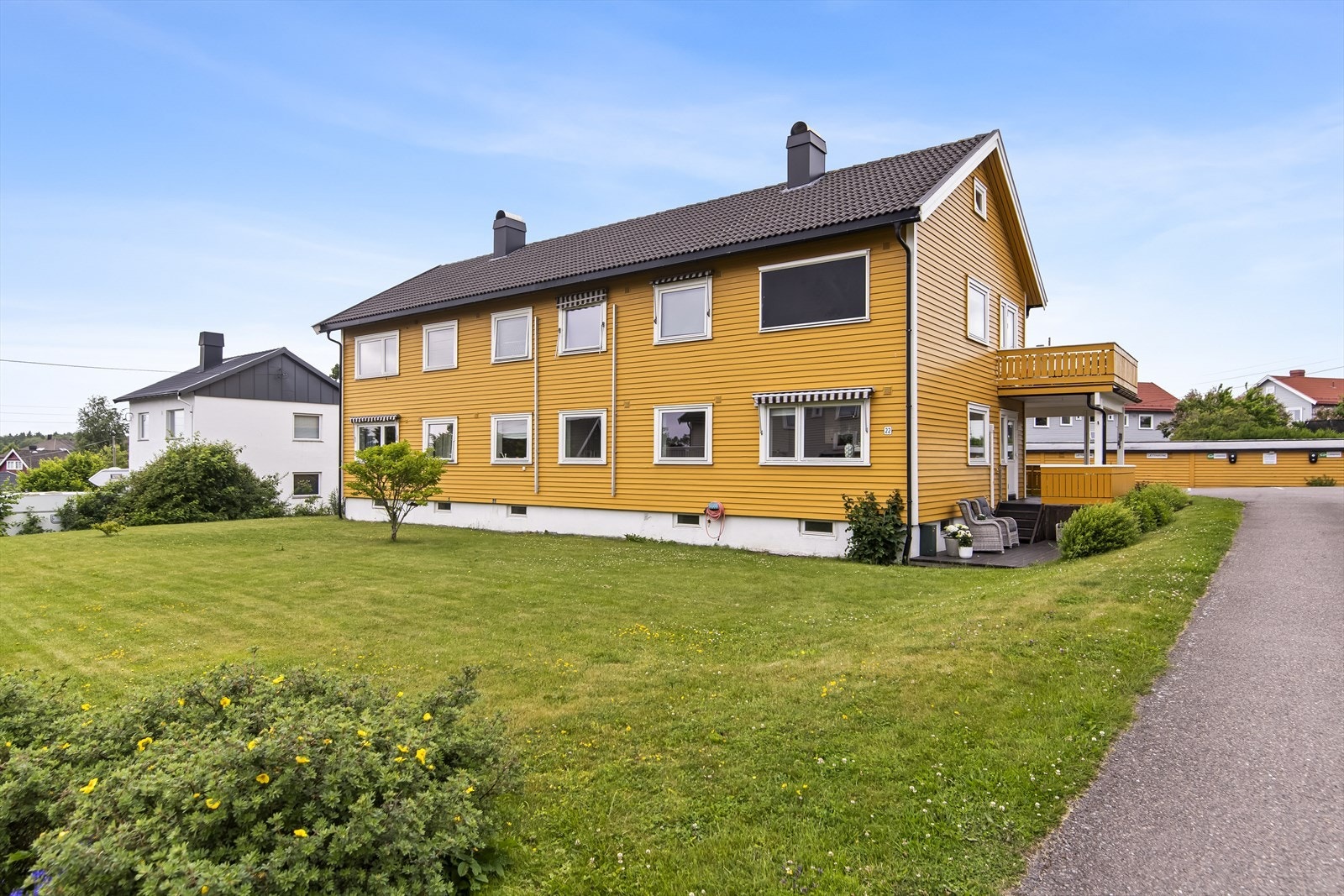 Tolvsrød Senter ligger med umiddelbar nærhet, og her finner man dagligvarebutikker, apotek, kafé, frisør og andre servicetjenester. For et enda større utvalg av butikker, restauranter og kulturtilbud er Tønsberg sentrum kun en kort kjøretur unna. Galleribilde