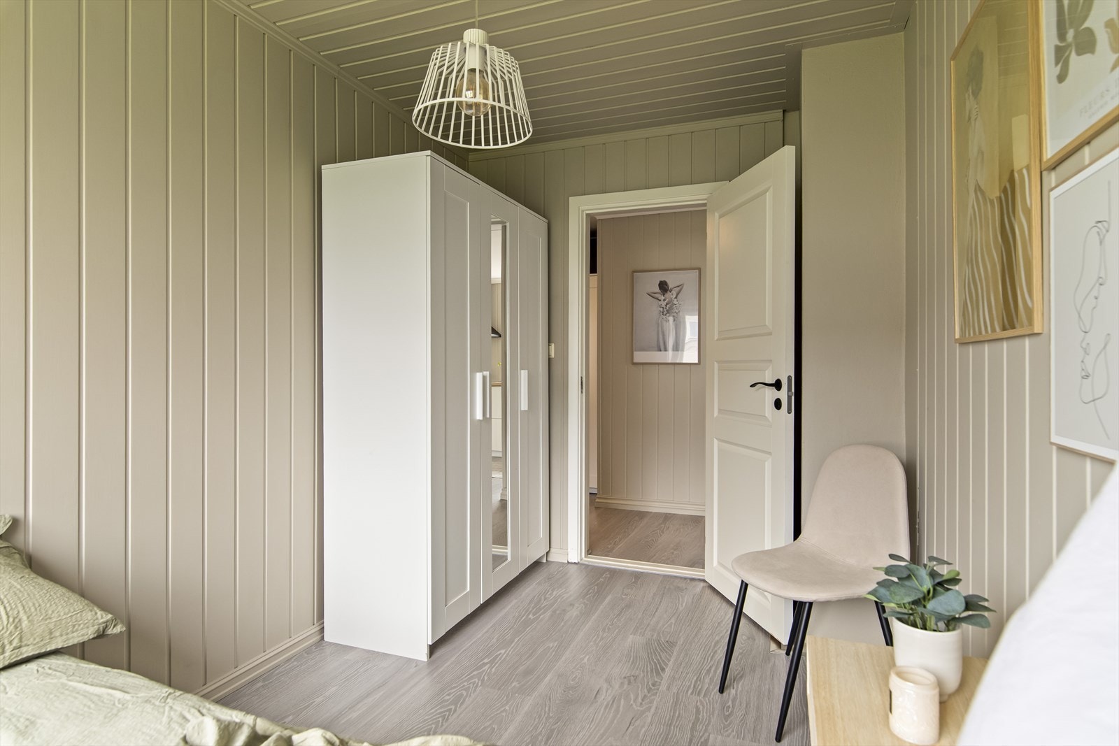 Rommet har god størrelse med plass til seng, garderobeskap og skrivebord. Dette egner seg perfekt som barnerom, gjesterom eller et romslig hjemmekontor. Galleribilde