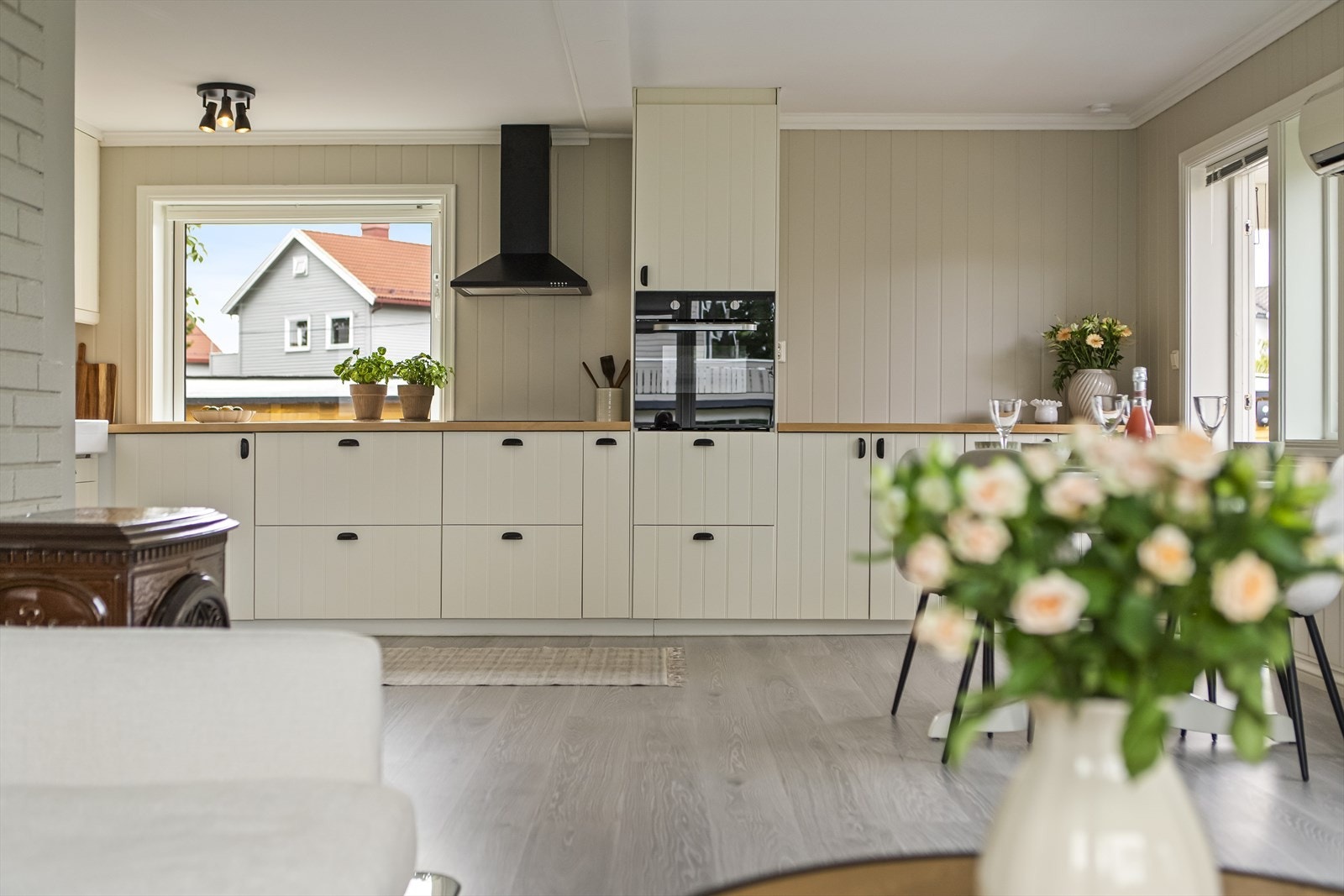 Det er utstyrt med integrerte hvitevarer, der stekeovnen er plassert i praktisk arbeidshøyde. Videre finner du platetopp, ventilator, oppvaskmaskin og kombinert kjøl/frys. Galleribilde
