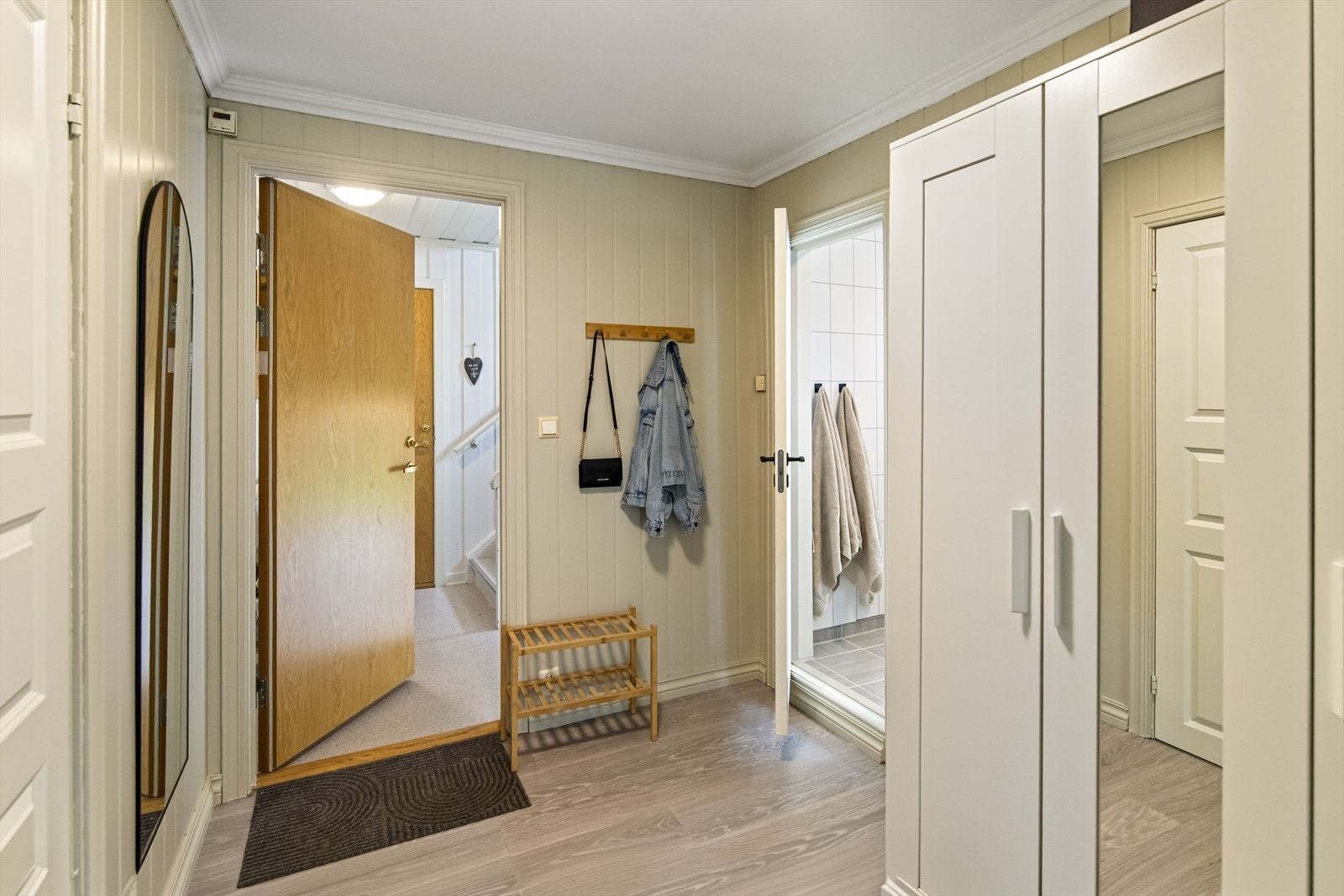 Du stiger inn i en meget romslig og innbydende entré med god plass til stort garderobeskap, speil og oppheng for yttertøy og sko. Galleribilde