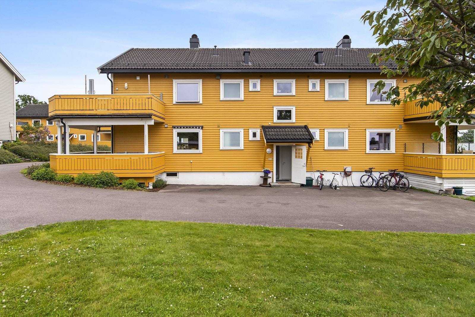 Kysten og skjærgården er en av de store kvalitetene ved å bo på Tolvsrød. Fra eiendommen er det kort vei til sjøen, badeplasser og småbåthavner, perfekt for deg som setter pris på båtliv, fisketurer eller late sommerdager på svabergene. Galleribilde